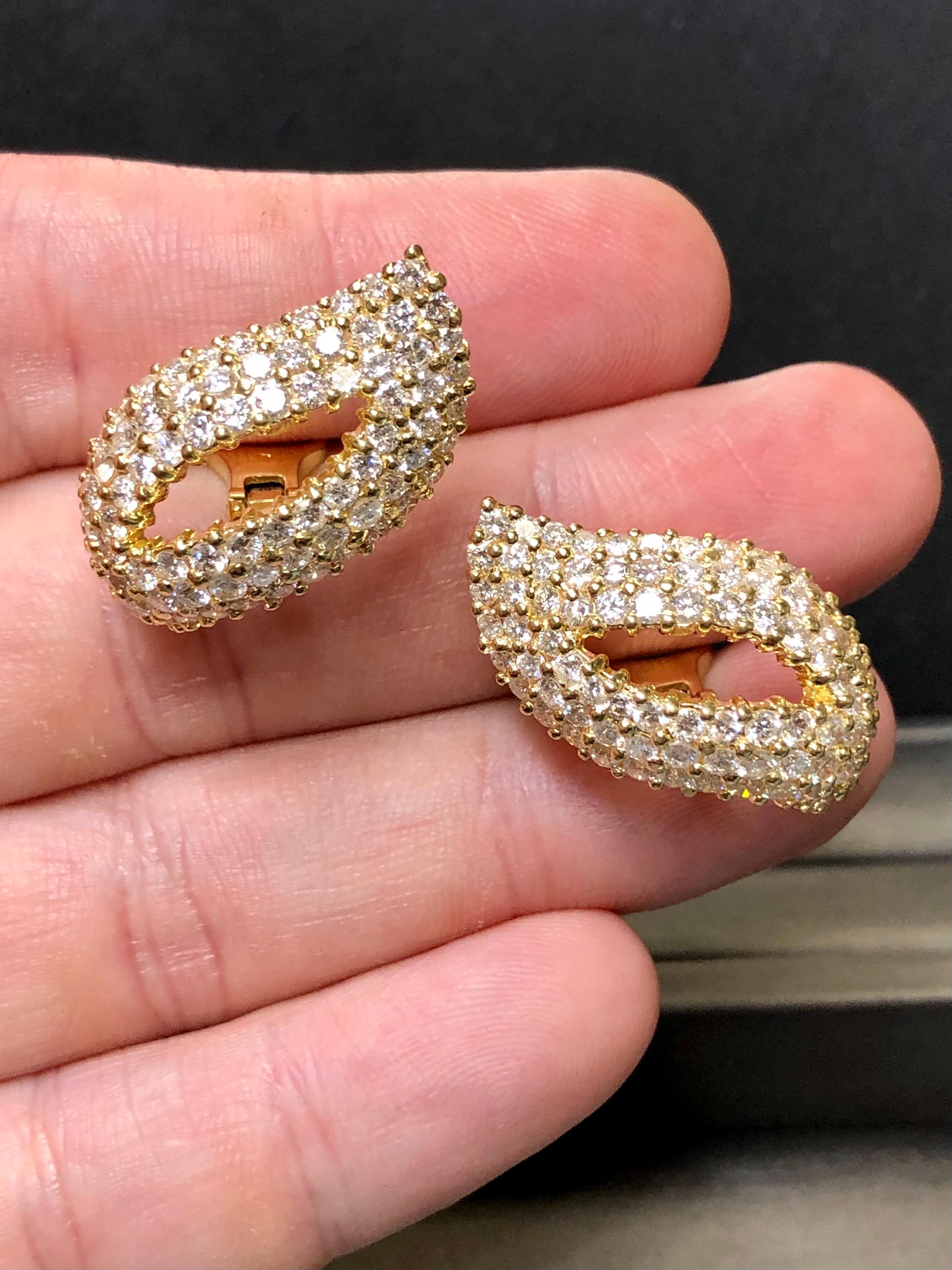 Estate 18K Diamond Paisley Huggie Omega Earrings 6.50cttw en vente 1