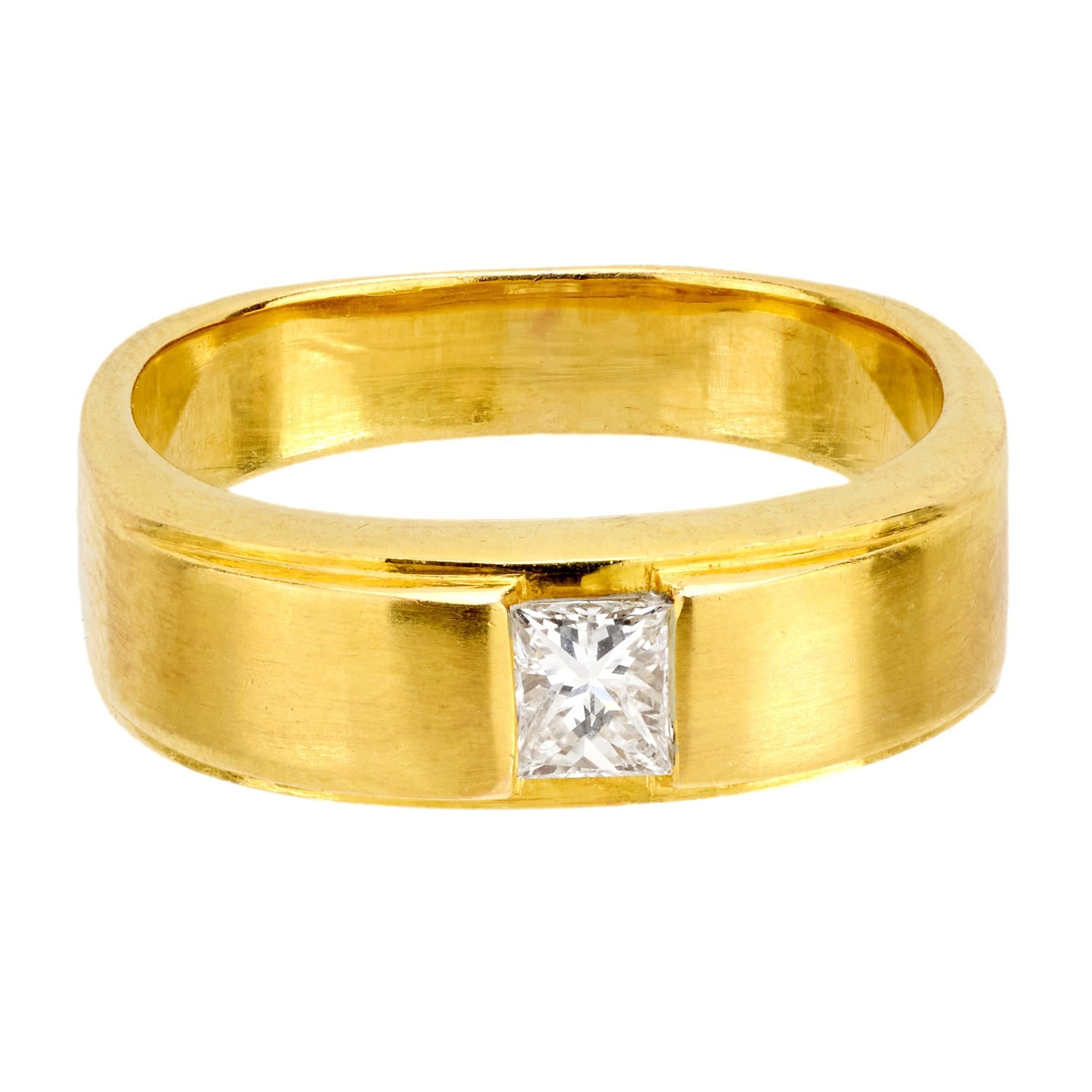 Ein schlichter und zeitloser Diamantring! Dieser aus 18 Karat Gelbgold gefertigte Ring verfügt über einen zentralen Diamanten im französischen Schliff von 0,23 Karat, der in einer glatten und schlichten Lünette gefasst ist. Der Rest der rechteckigen