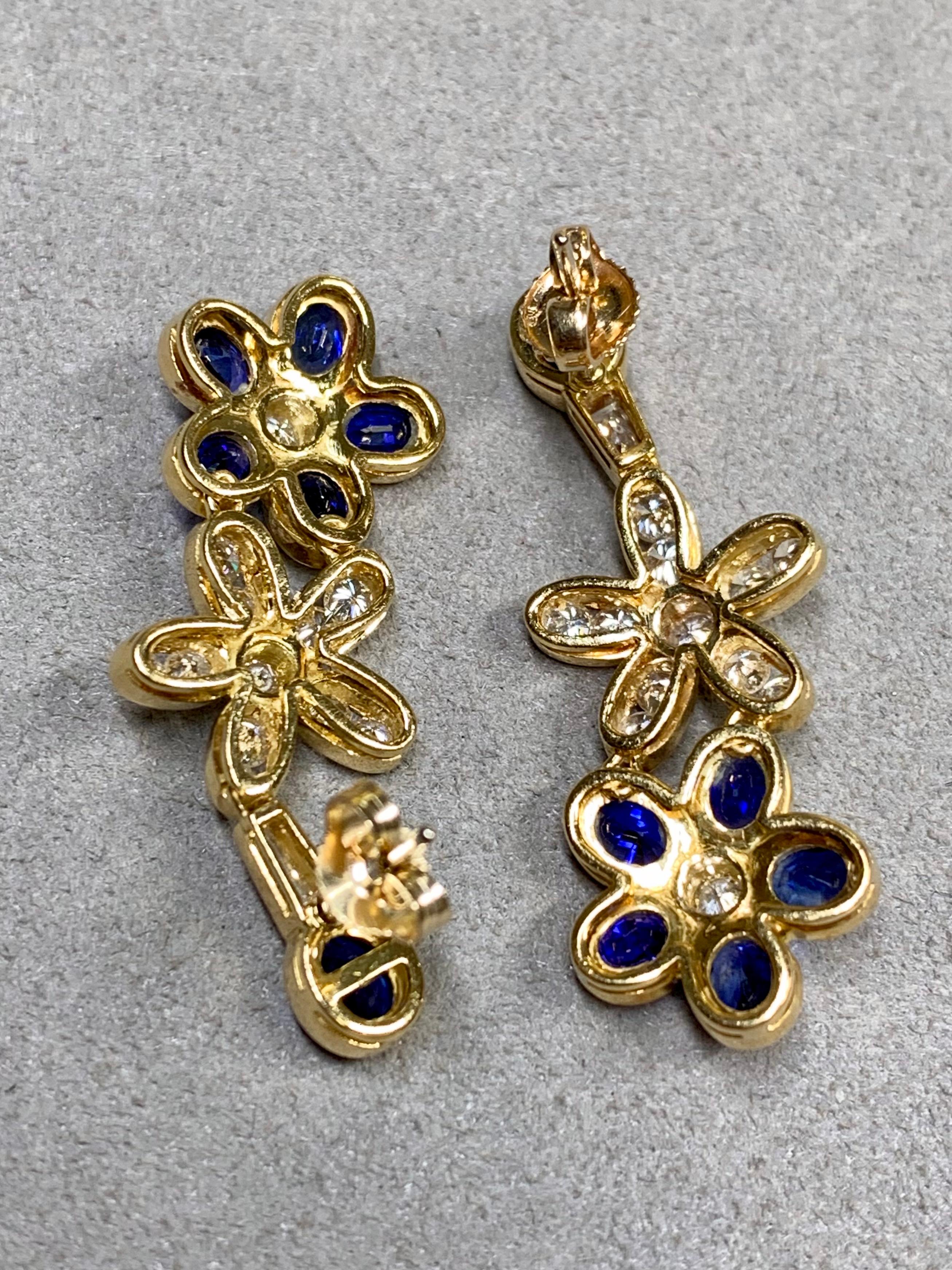Contemporain Boucles d'oreilles pendantes fleur en diamant 18 carats, saphir bleu roi 6,15 carats poids total en vente