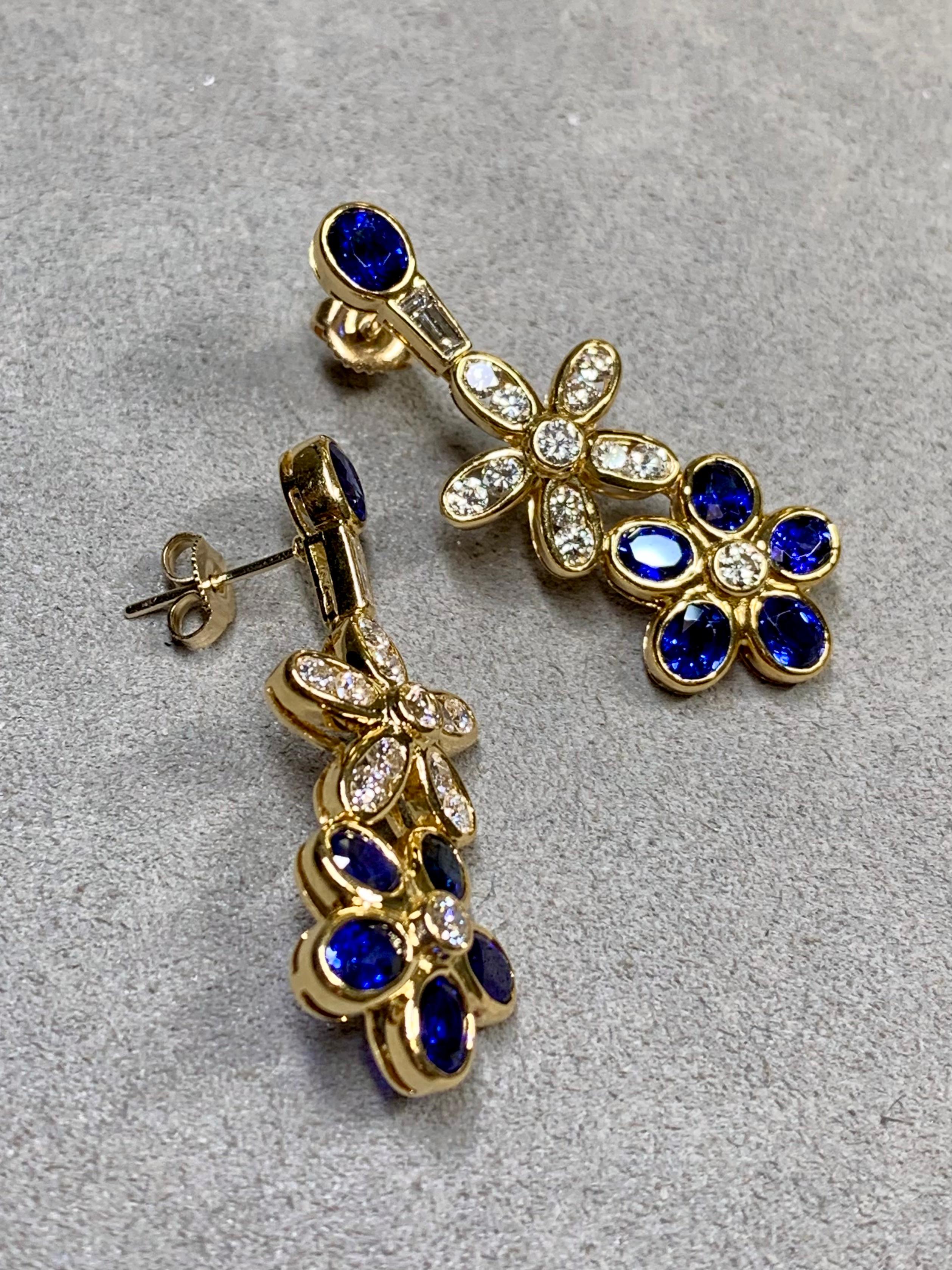 Taille ovale Boucles d'oreilles pendantes fleur en diamant 18 carats, saphir bleu roi 6,15 carats poids total en vente