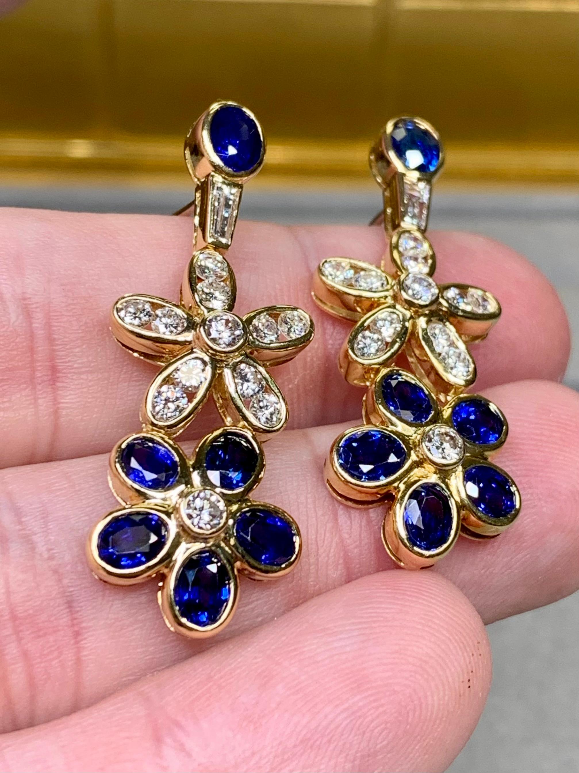 Boucles d'oreilles pendantes fleur en diamant 18 carats, saphir bleu roi 6,15 carats poids total Bon état - En vente à Winter Springs, FL