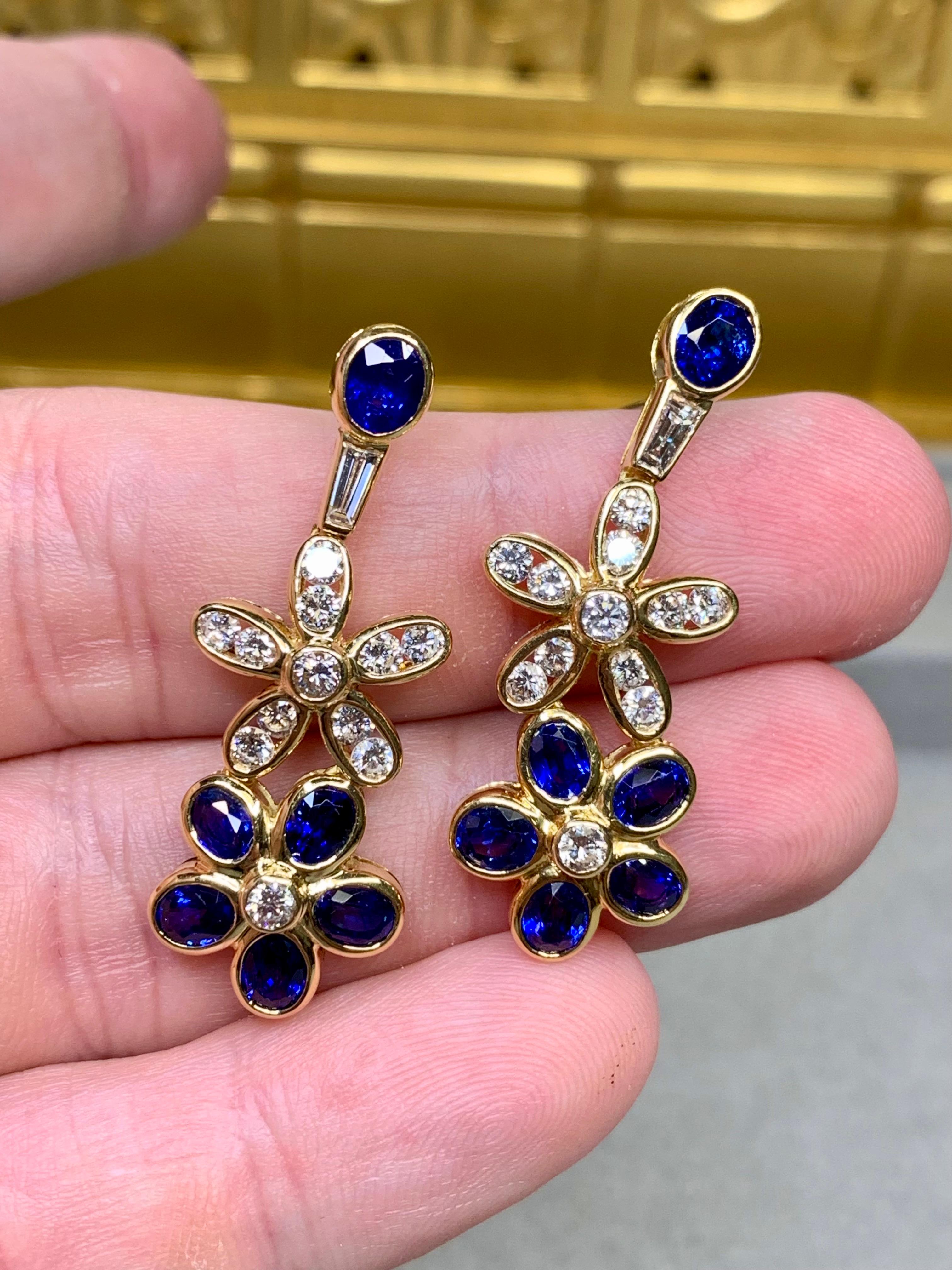 Boucles d'oreilles pendantes fleur en diamant 18 carats, saphir bleu roi 6,15 carats poids total Unisexe en vente