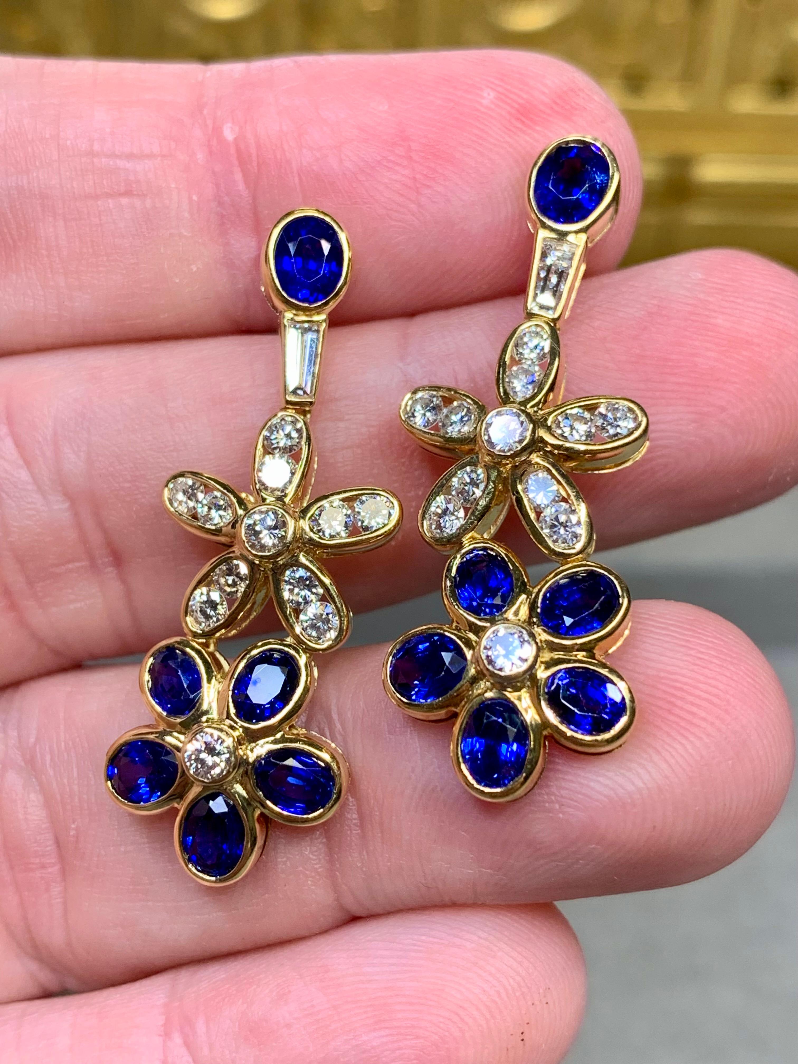 Boucles d'oreilles pendantes fleur en diamant 18 carats, saphir bleu roi 6,15 carats poids total en vente 1