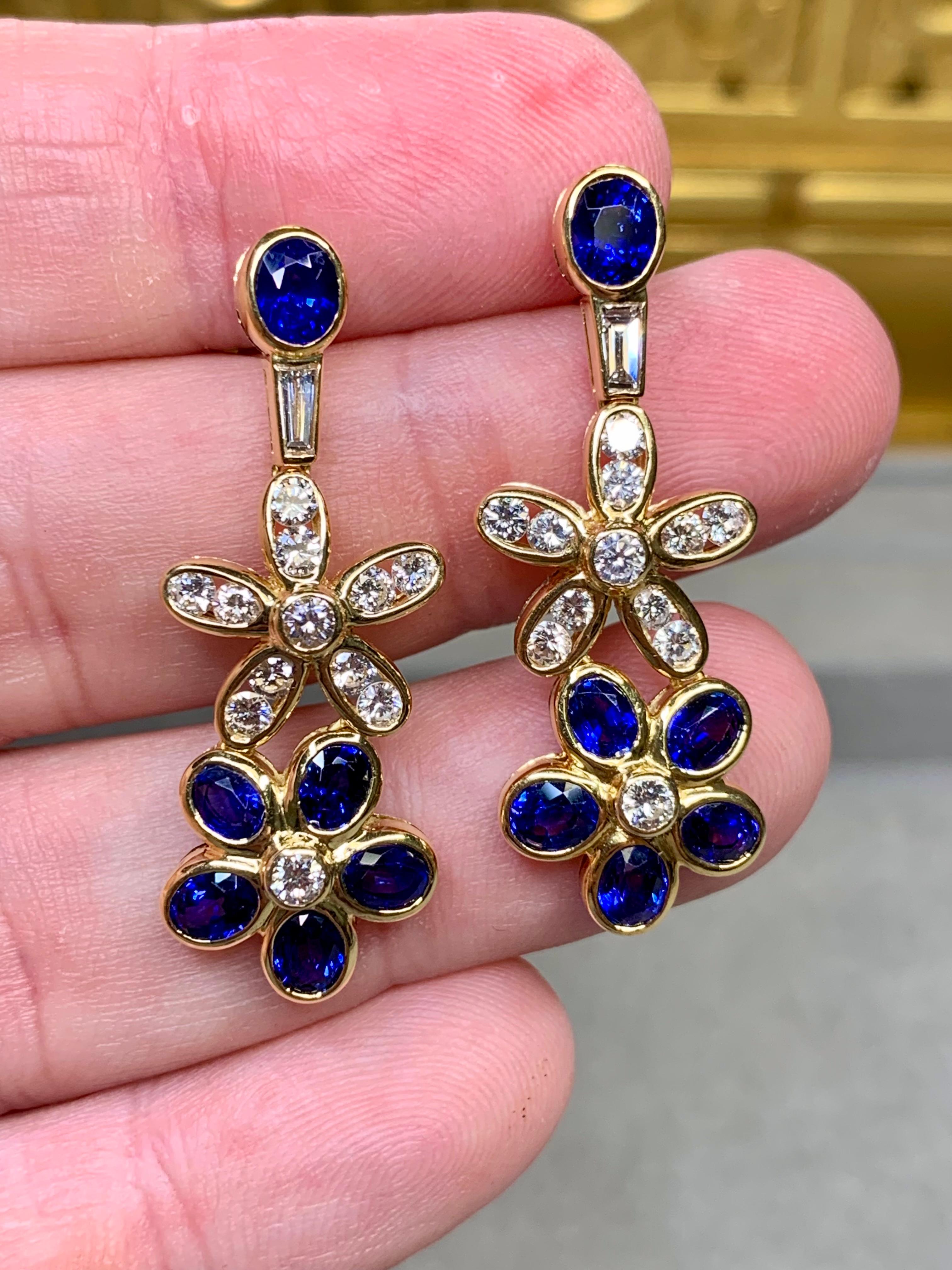 Boucles d'oreilles pendantes fleur en diamant 18 carats, saphir bleu roi 6,15 carats poids total en vente 2