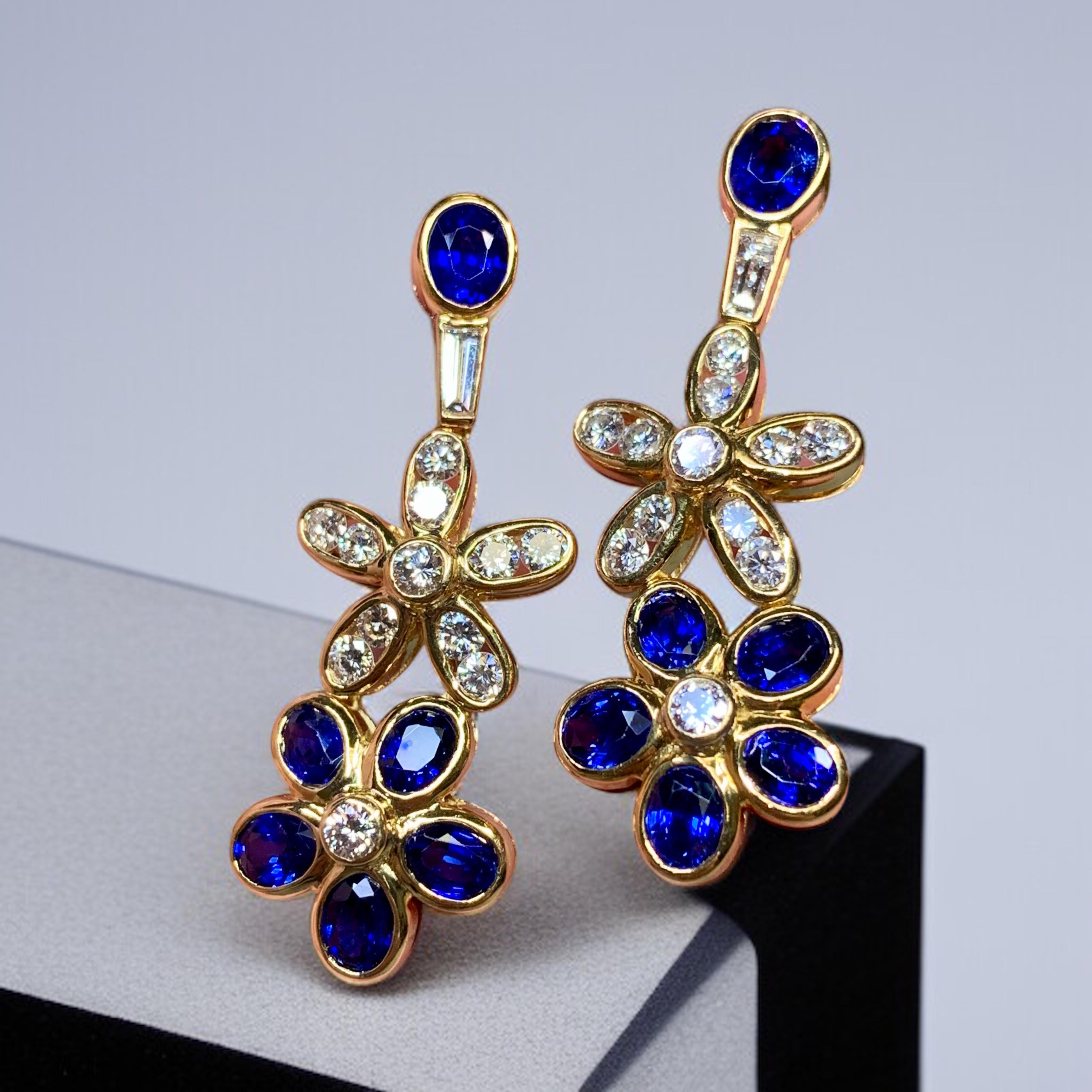 Boucles d'oreilles pendantes fleur en diamant 18 carats, saphir bleu roi 6,15 carats poids total en vente 3