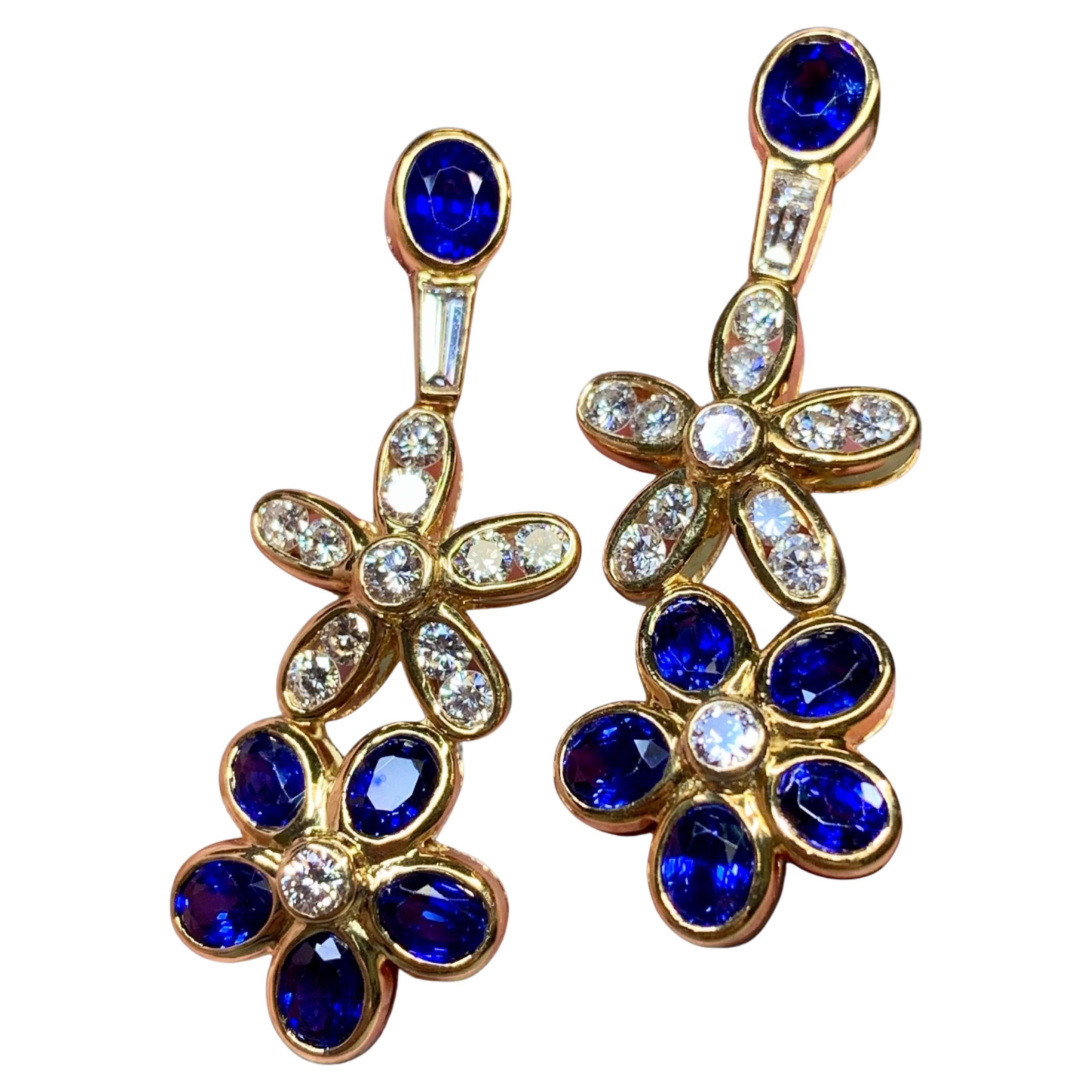 Pendientes en forma de flor de zafiro azul real con diamantes de 18 quilates 6,15 quilates