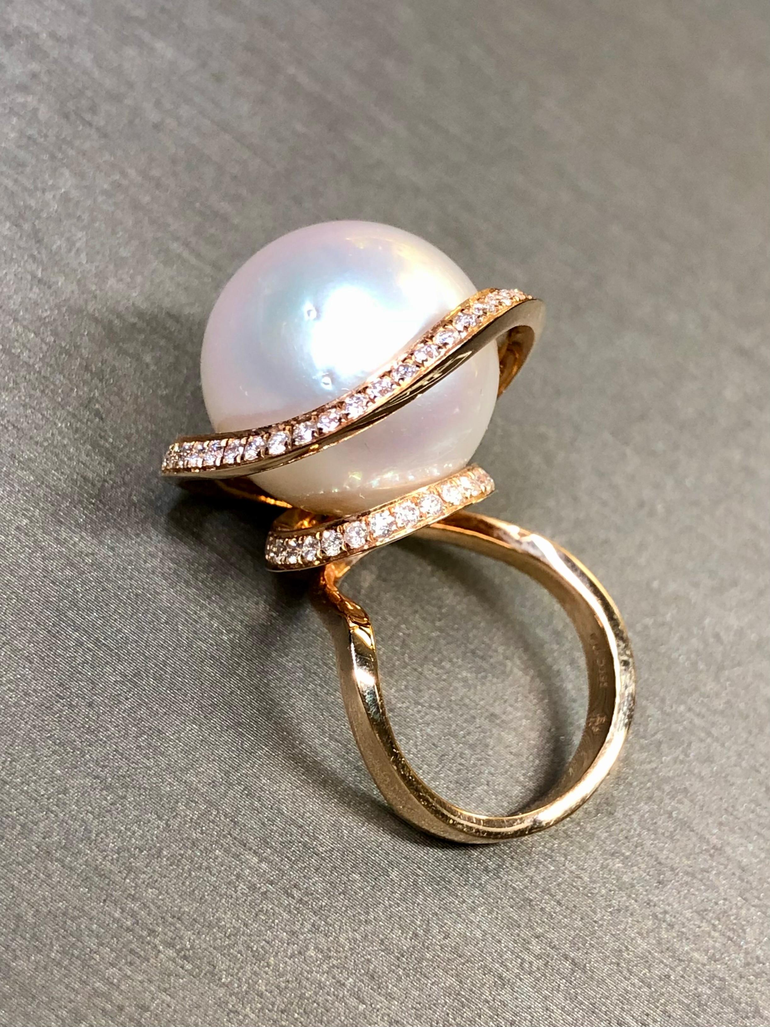 This elegantly designed contemporary cocktail ring is crafted in 18K rose gold and centered by a 16.55mm South Sea pearl exhibiting a beautiful cream color with very even luster with only very minor surface blemishes. It is surrounded by