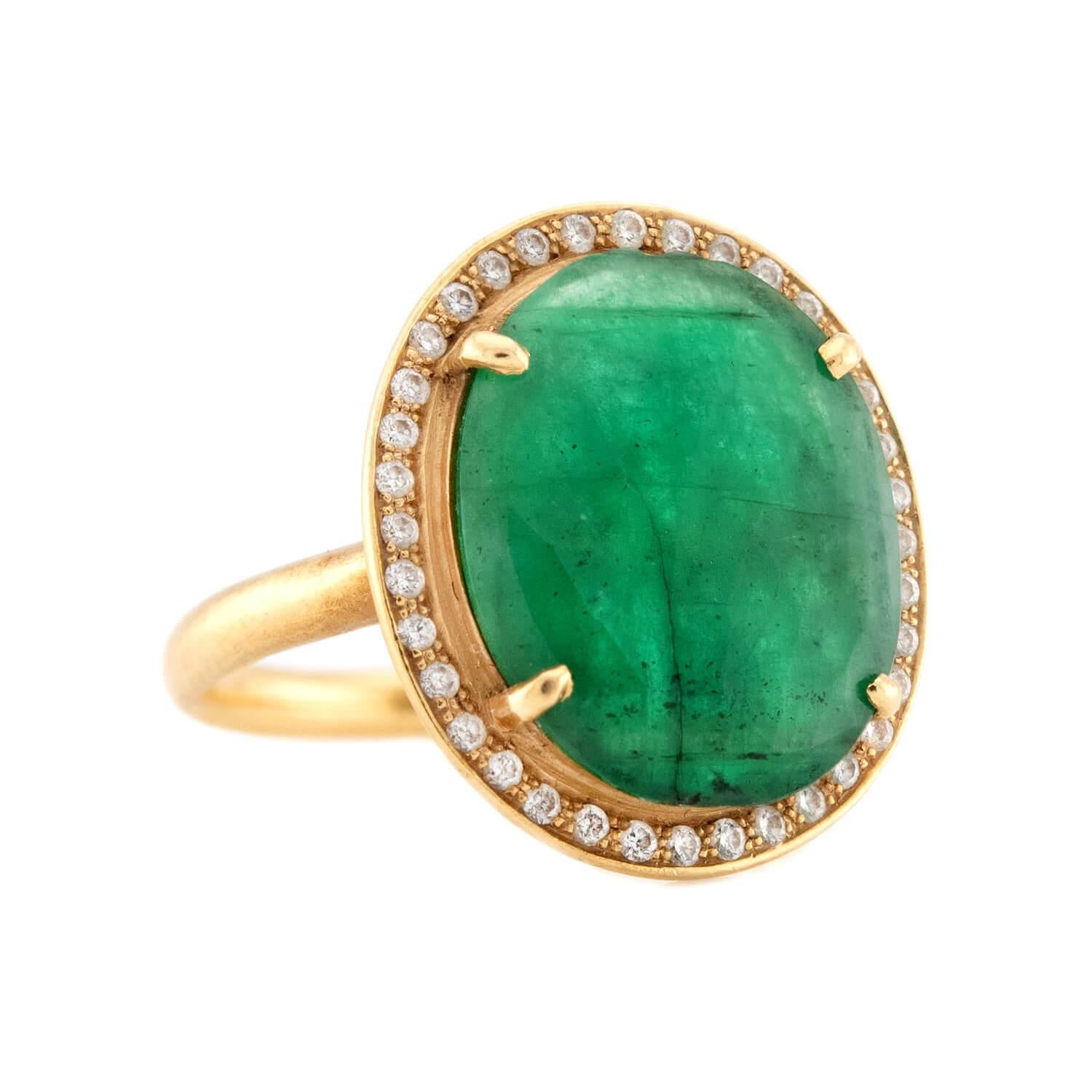 Ein spektakulärer Halo-Ring mit Smaragd und Diamant! Dieser Ring aus lebhaftem 18-karätigem Gelbgold ist mit einem 2,5-karätigen, facettierten Smaragd in der Mitte ausgestattet, der in einer vierzackigen Fassung gehalten wird und einen lebhaften