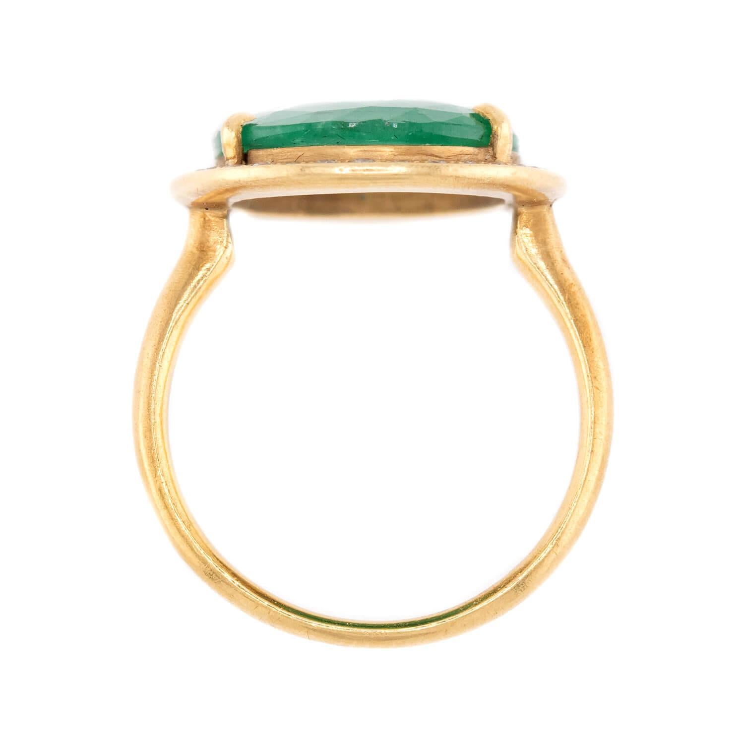Nachlass 18k Smaragd und Diamant Halo-Ring (Brillantschliff) im Angebot