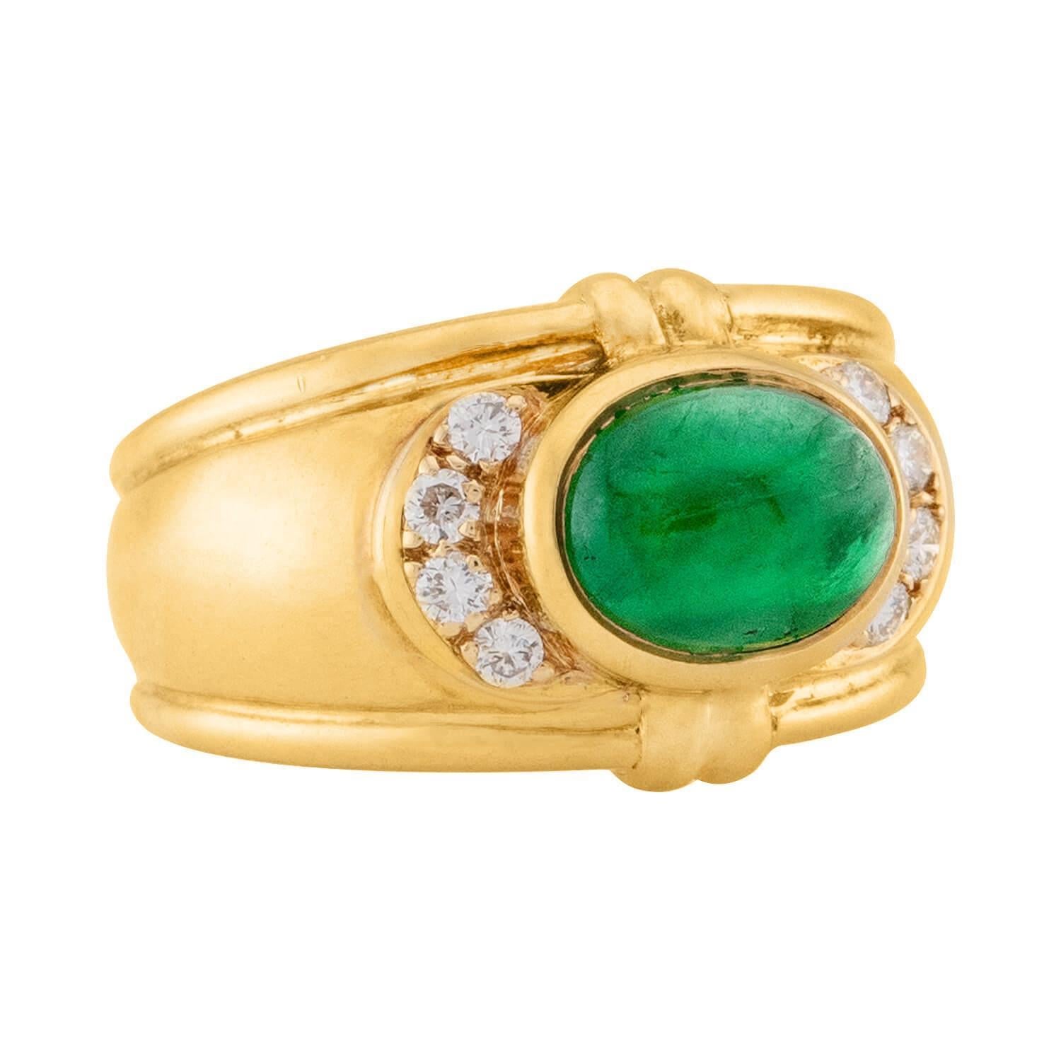 Ein absolut außergewöhnlicher Smaragd- und Diamantring! Dieser Ring aus 18 Karat Gelbgold ist mit einem 2,40-karätigen Smaragd-Cabochon in der Mitte ausgestattet, der in einer Lünette gefasst ist. Der Smaragd hat einen schönen tiefgrünen Farbton,