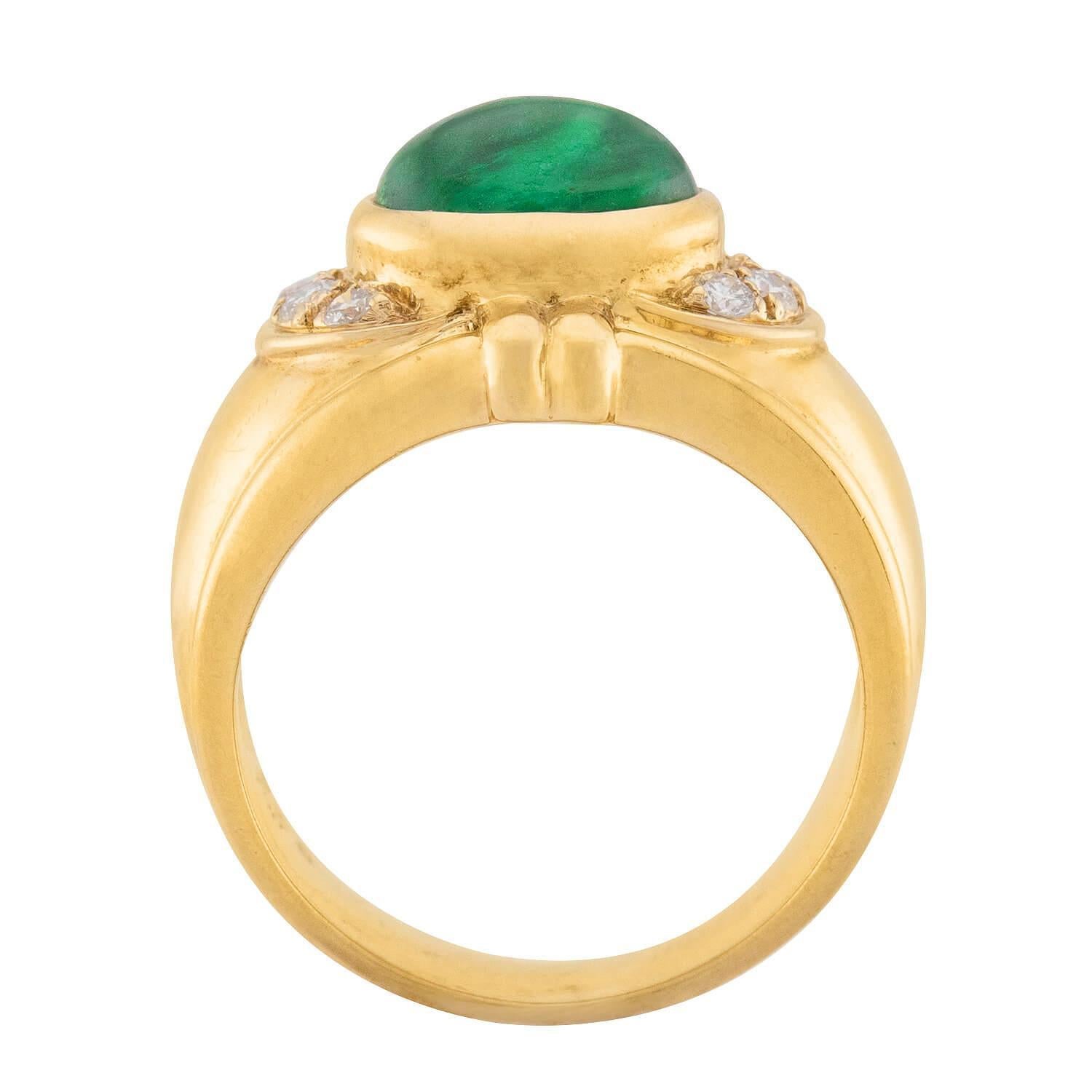 Nachlassring mit 18 Karat Smaragd und Diamant (Cabochon) im Angebot