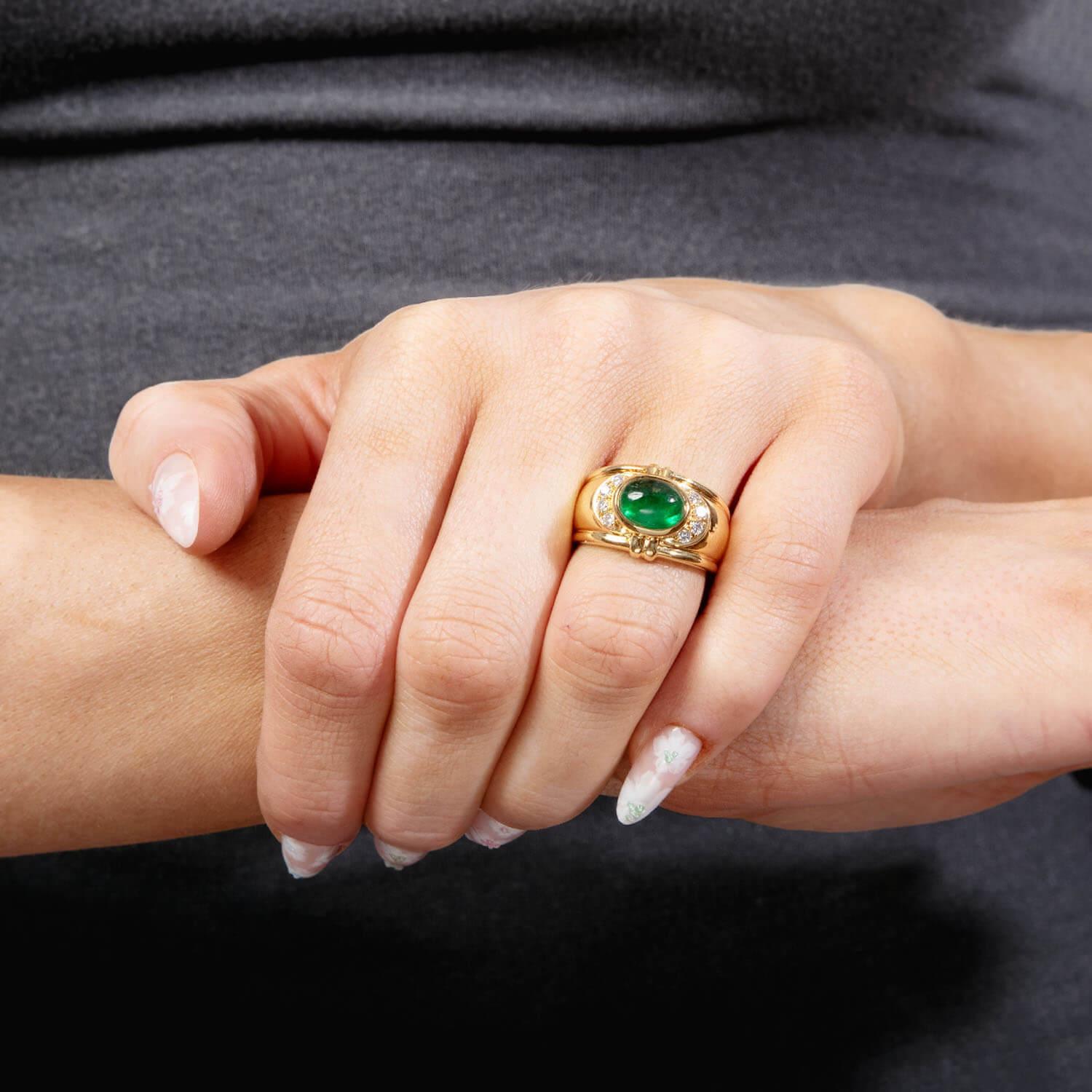 Nachlassring mit 18 Karat Smaragd und Diamant im Angebot 1