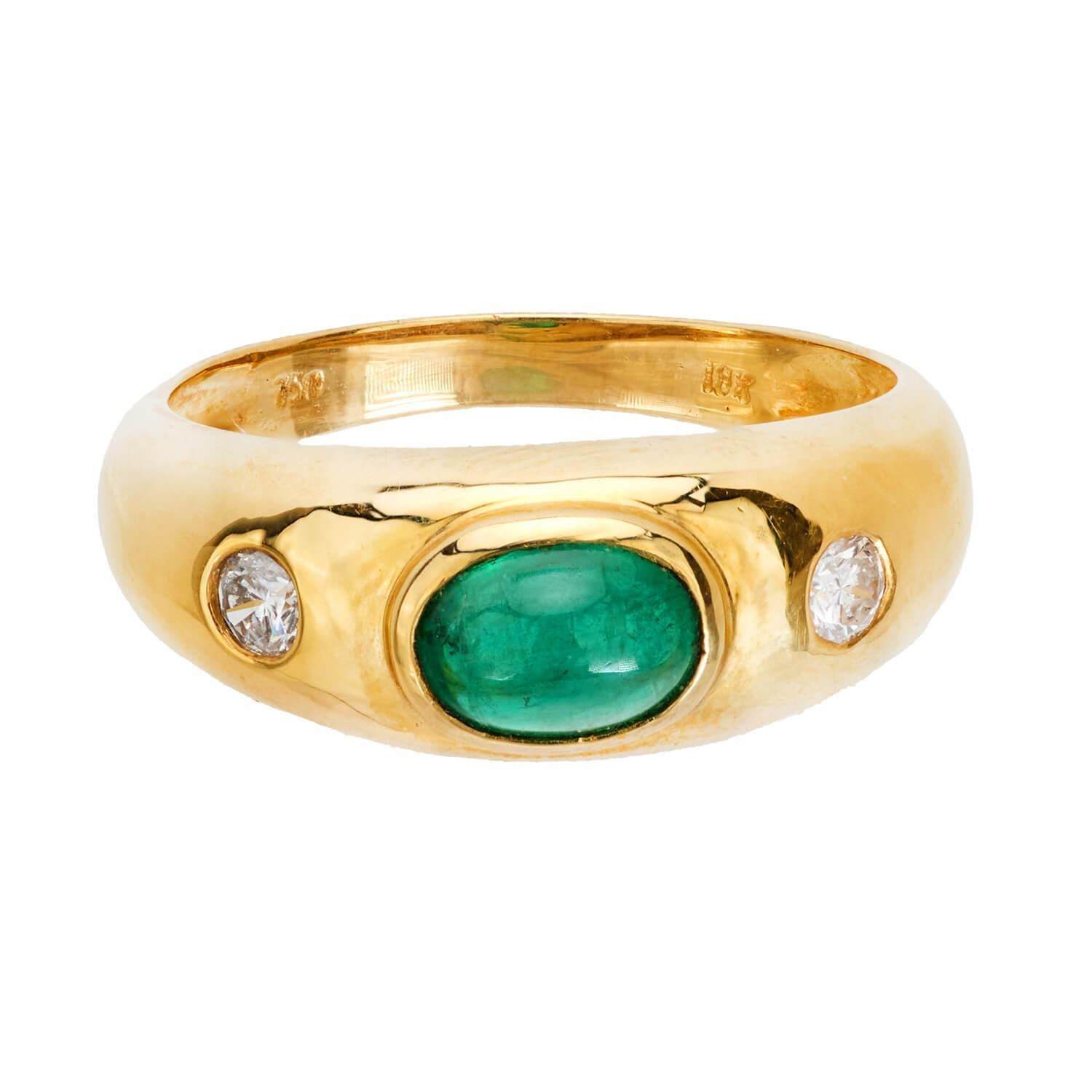 Ein fantastischer Smaragd- und Diamantring! Dieser aus 18 Karat Gelbgold gefertigte Ring zeigt einen zentralen Smaragd-Cabochon in einer glatten und schlichten Lünettenfassung. Der Cabochon hat einen schönen, satten Grünton und wiegt etwa 1,25ct.