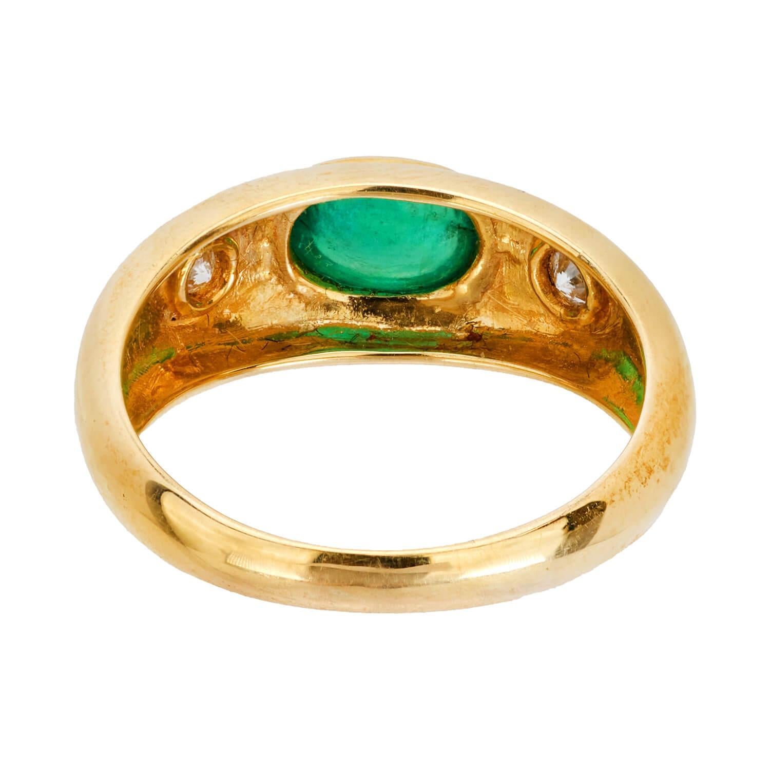 Nachlass 18k Smaragd und Diamant Drei-Stein-Ring (Cabochon) im Angebot