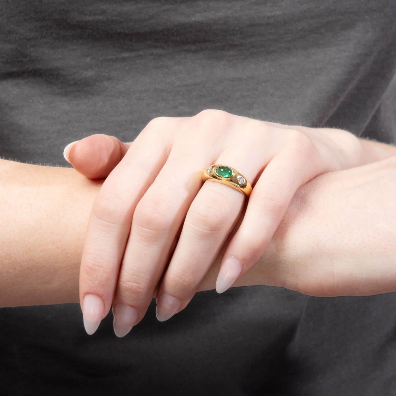 Nachlass 18k Smaragd und Diamant Drei-Stein-Ring im Zustand „Gut“ im Angebot in Narberth, PA