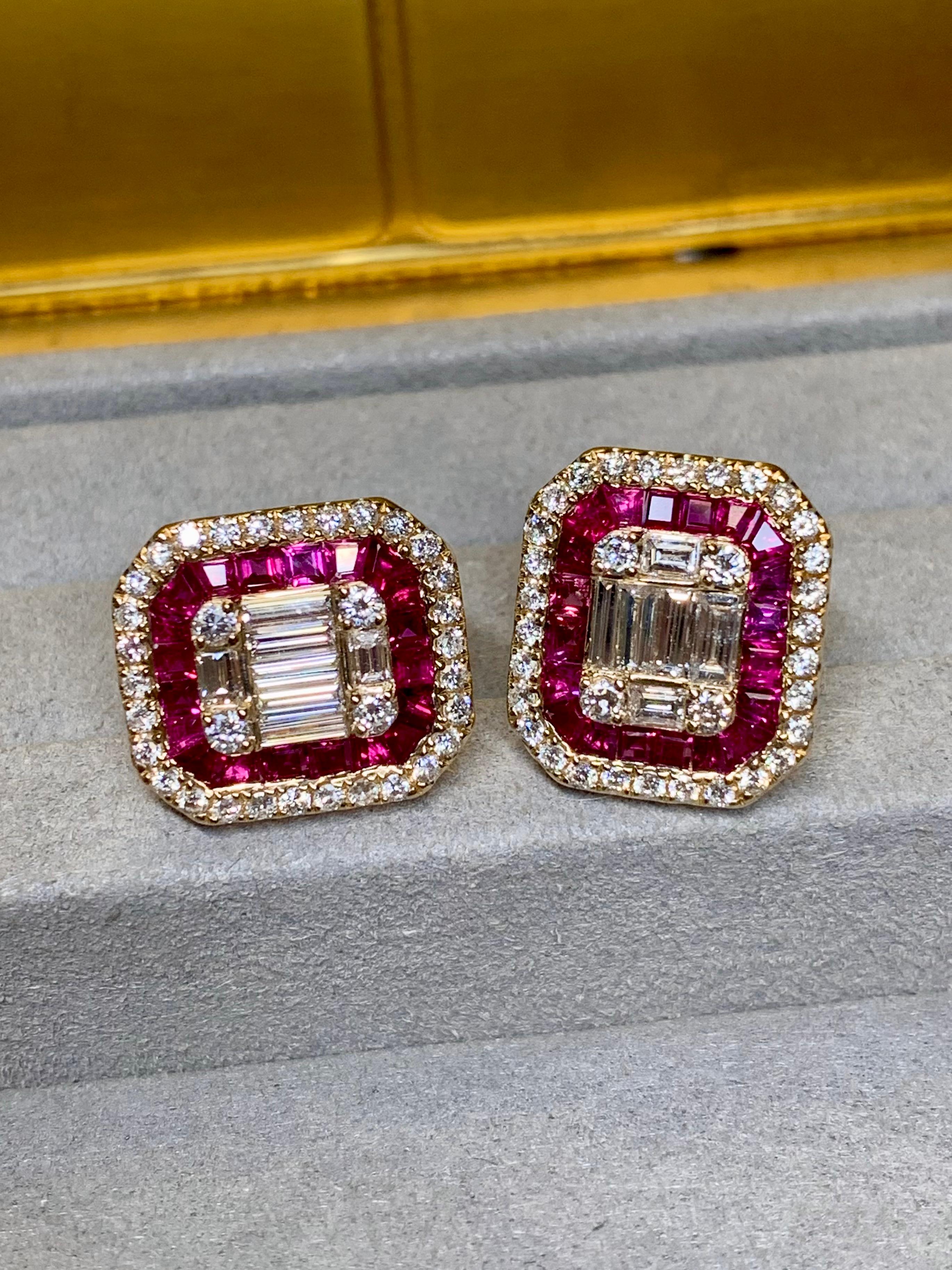 Ein schillerndes Paar zeitgenössischer Ohrringe aus 18 Karat Gelbgold, besetzt mit Diamanten im Smaragd- und Baguetteschliff in der Farbe H-I und der Reinheit Vs1*. Um die Diamanten herum befinden sich weitere ca. 4ctw natürliche Rubine im