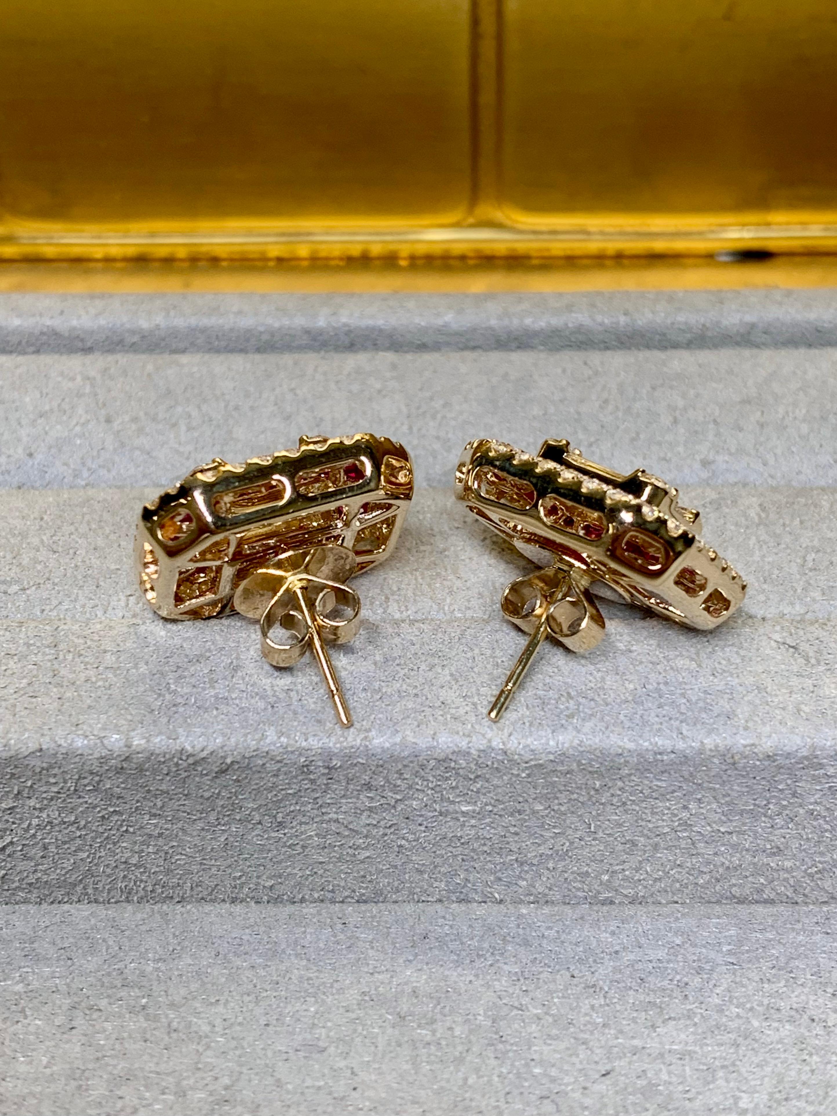 Estate 18K Smaragd Schliff Baguette Diamant Rubin Cluster Ohrstecker 7ctw für Damen oder Herren im Angebot