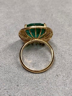 Grande bague de cocktail de collection en or 18 carats, sertie d'une émeraude de Zambie taille « coussin » de 9,94 carats certifiée GIA et de diamants