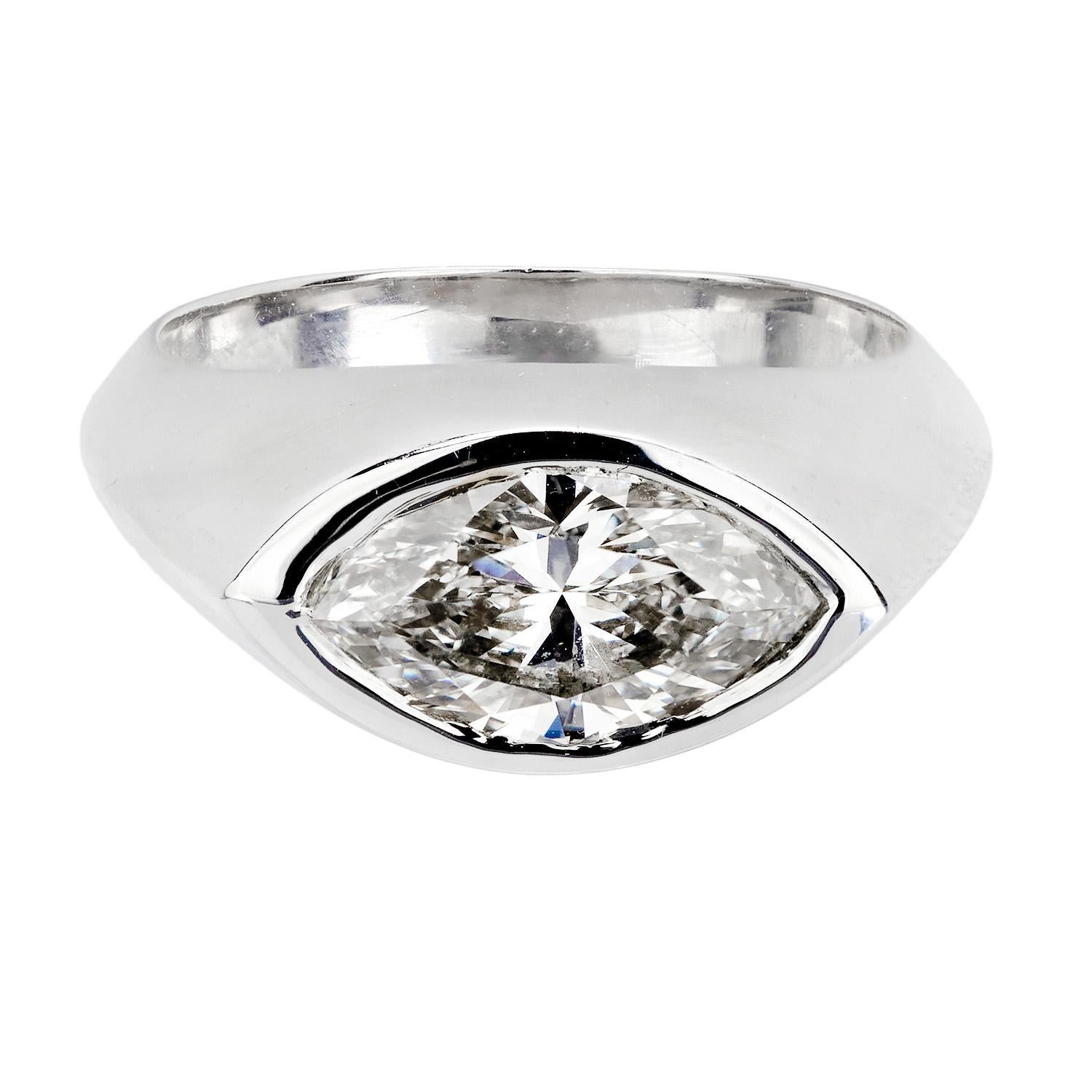 Une merveilleuse bague en diamant ! Réalisée en or blanc 18 carats, cette bague est ornée d'un diamant marquise central serti 