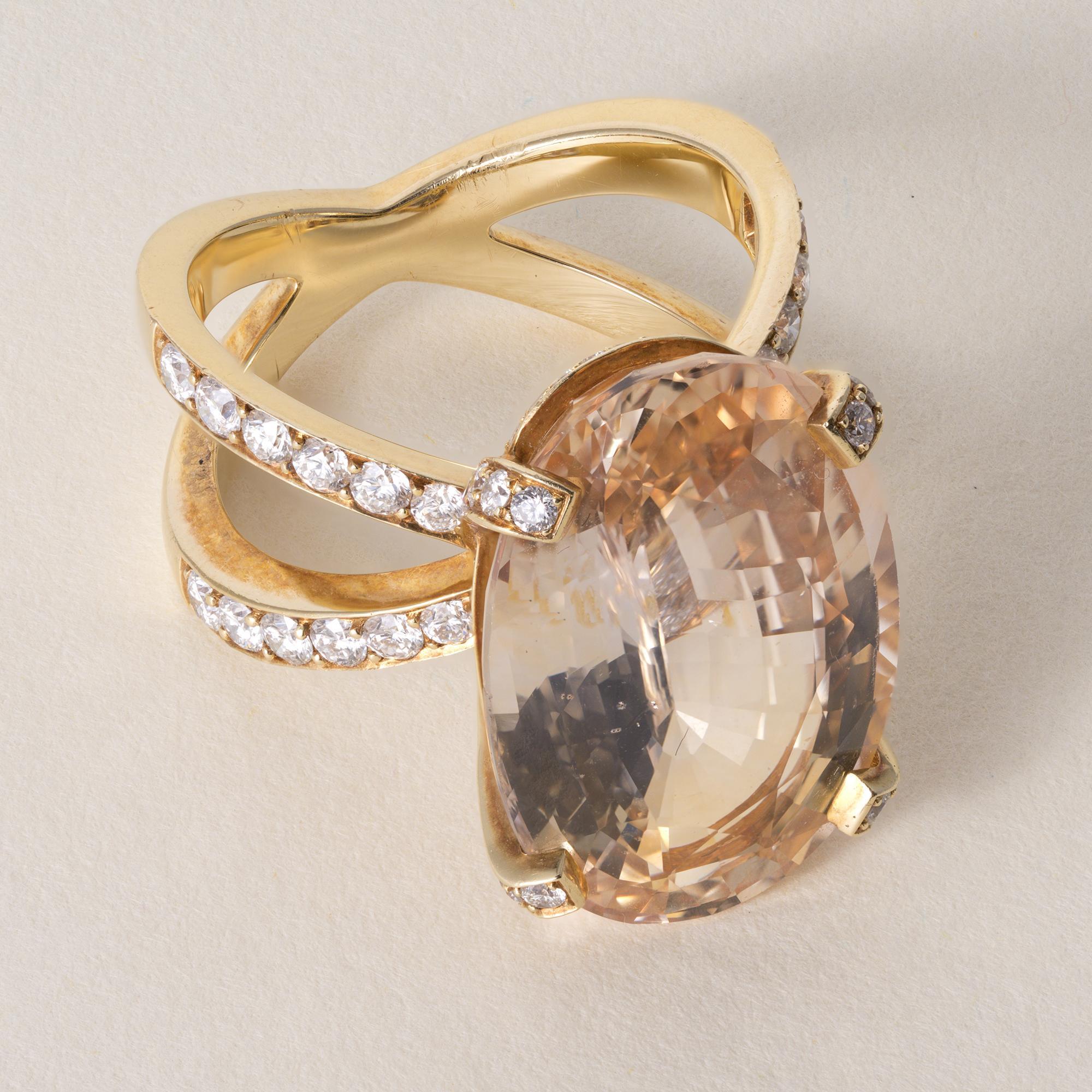 Estate 18K Gold 16.46 Carat Orange Sapphire Oval Cut No Heat Diamond Ring Moderno en venta