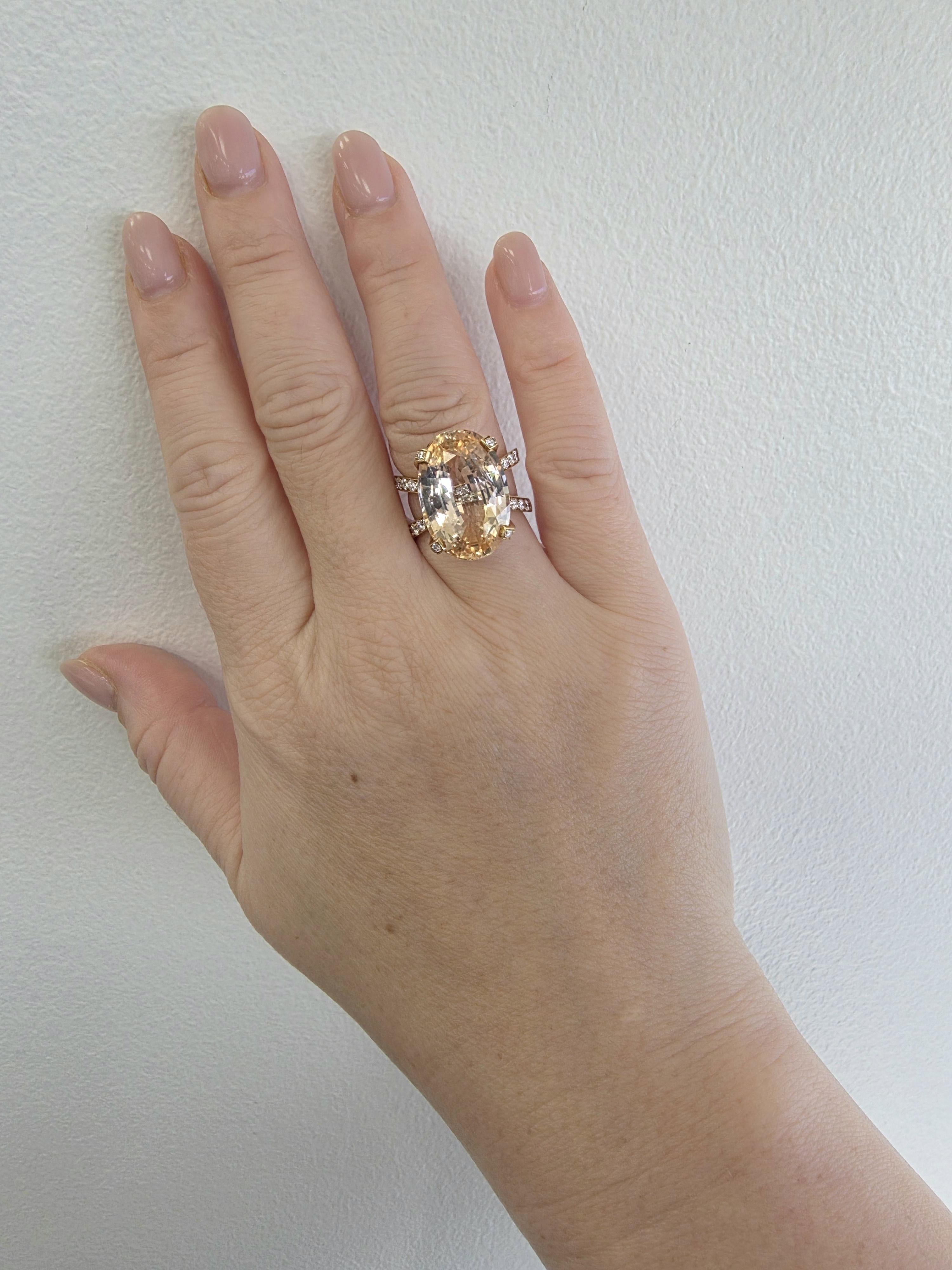 Estate 18K Gold 16.46 Carat Orange Sapphire Oval Cut No Heat Diamond Ring Corte oval en venta