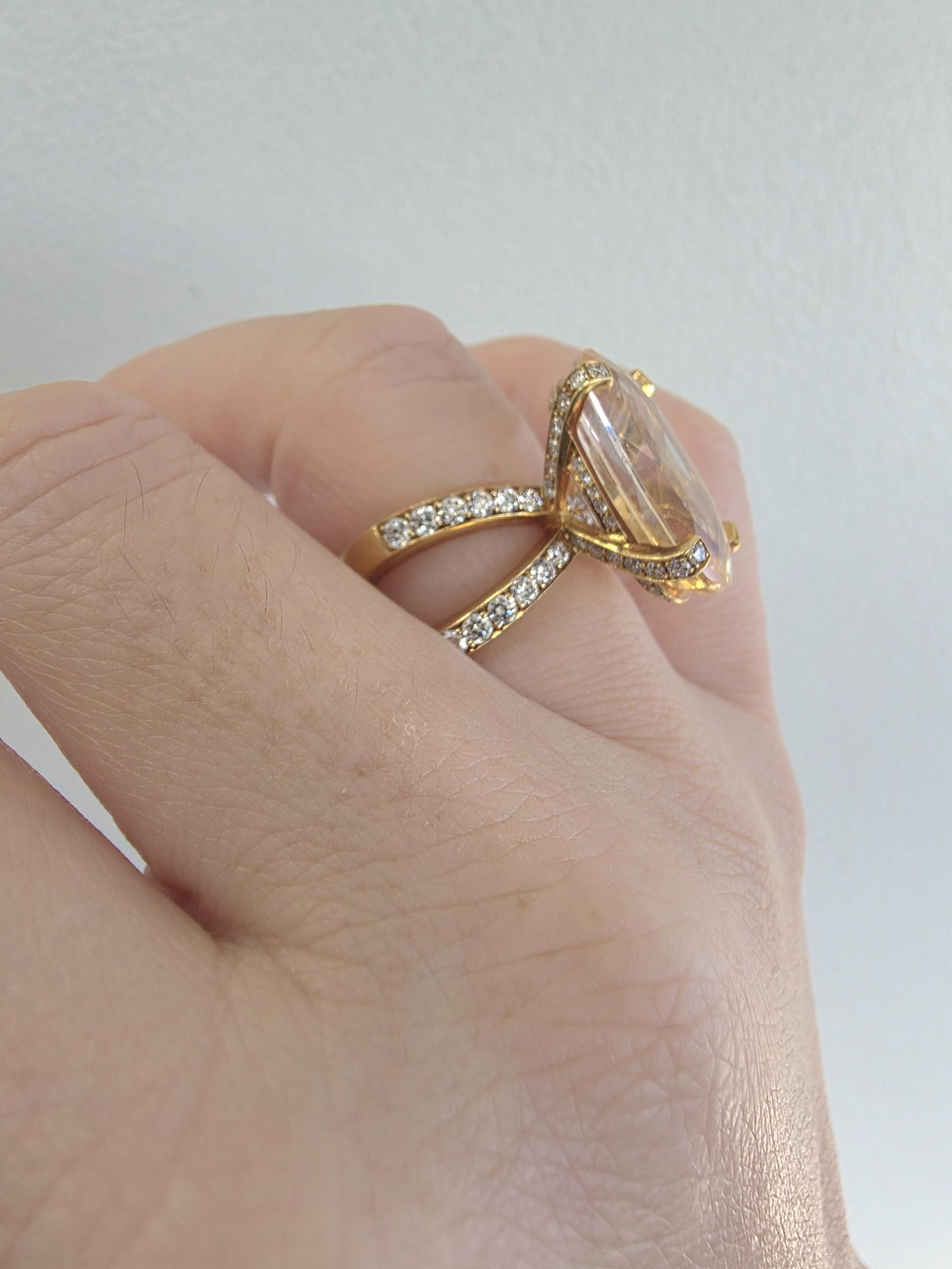 Estate 18K Gold 16.46 Carat Orange Sapphire Oval Cut No Heat Diamond Ring en Bueno estado para la venta en Los Angeles, CA