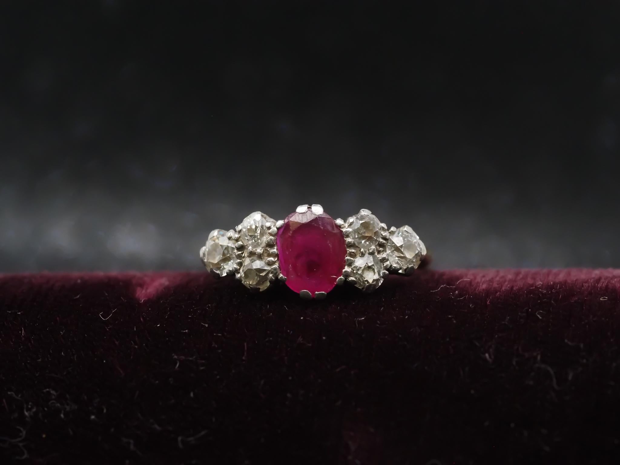 Anello con rubino inglese e diamanti Old Mine in oro 18 carati e platino - VHK#999

Dettagli dell'articolo:
Anno: 1900
Misura dell'anello: 5,5 (misura notevole)
Tipo di metallo: Oro 18 carati e platino [con marchio di garanzia e Test Test].
Peso: