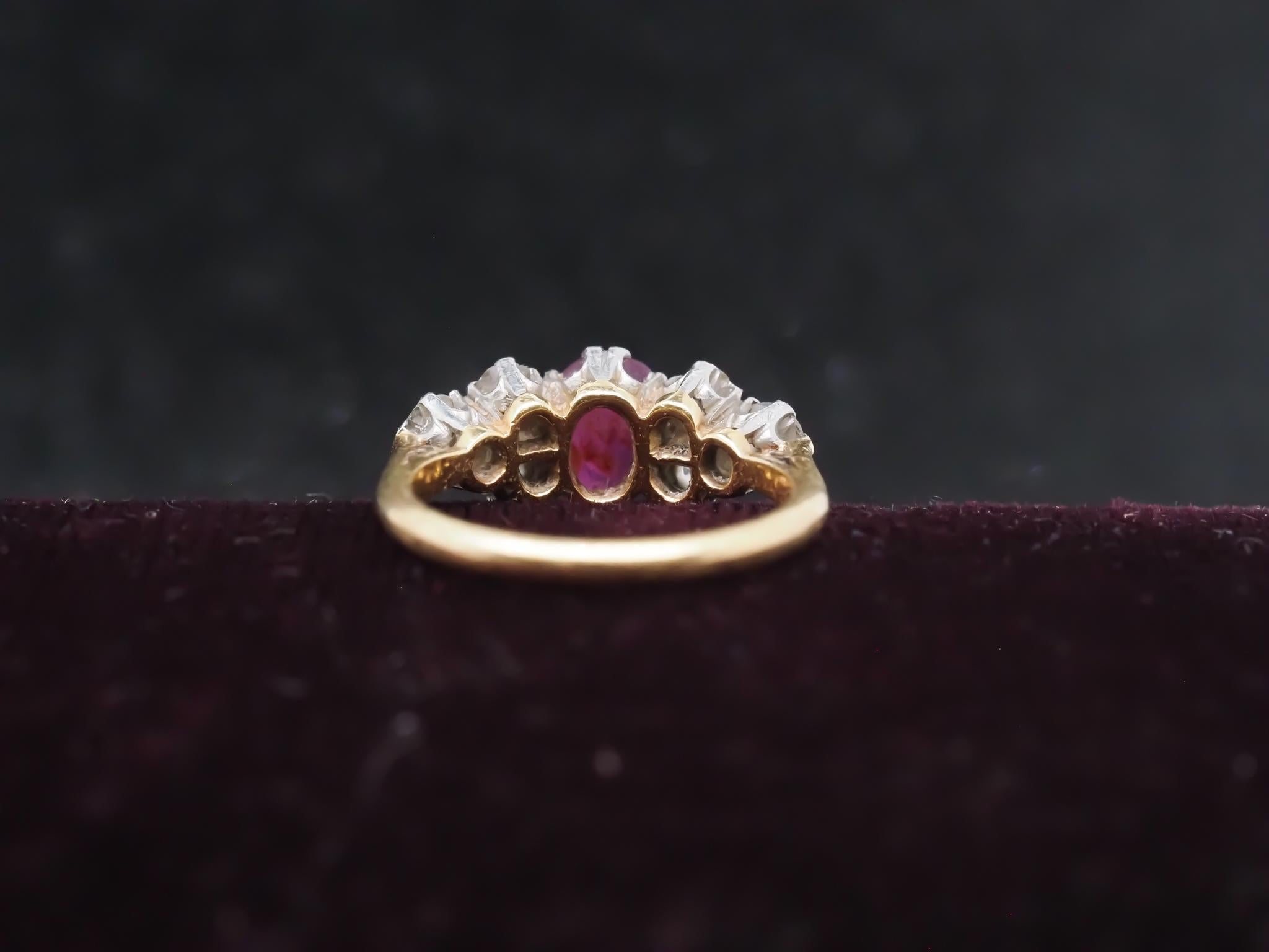 Donna Anello con rubino inglese e diamanti Old Mine in oro 18 carati e platino - VHK#999 in vendita