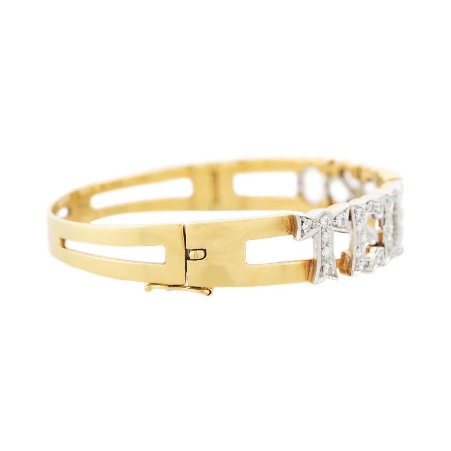 Ein absolut atemberaubender Diamant-Armreif aus Nachlass! Dieses wunderschöne Armband ist aus 18 Karat Gelb- und Weißgold gefertigt und zeigt eine funkelnde, mit Diamanten besetzte Oberfläche, die den Satz 