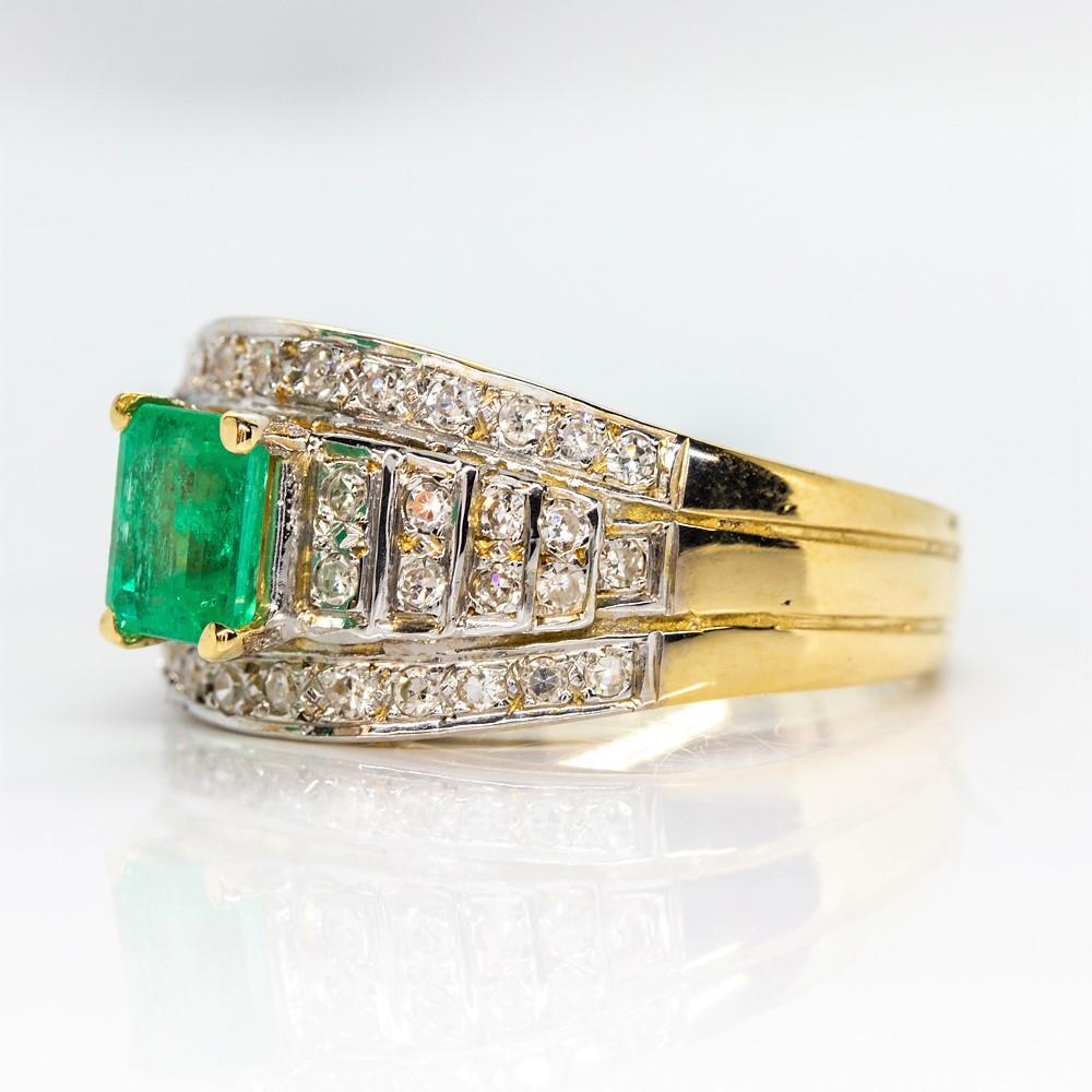 Estate 18 Karat Gold Emeralds and Diamonds Ring In Excellent Condition In Miami, FL