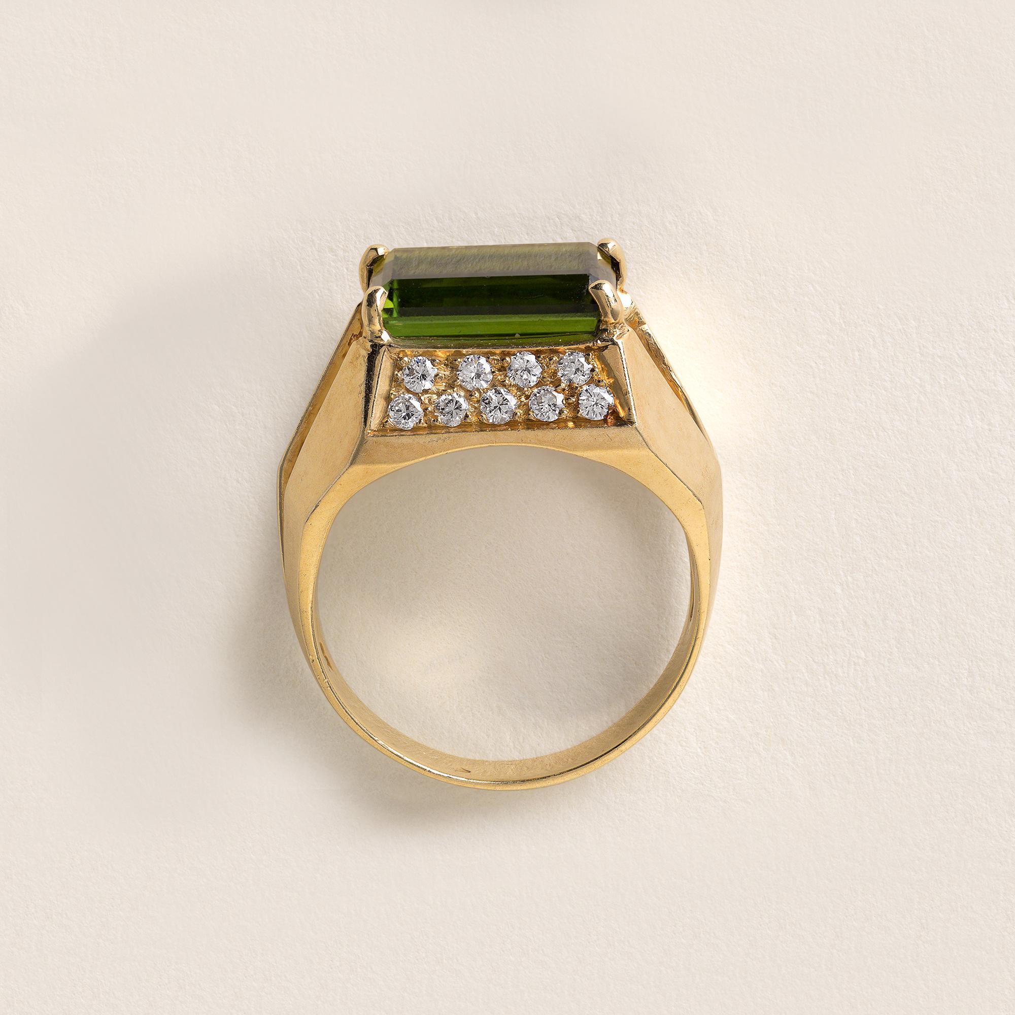 Estate 18K Gold Green Tourmaline Emerald Cut Diamond Pave Modernist Ring In Good Condition For Sale In Los Angeles, CA