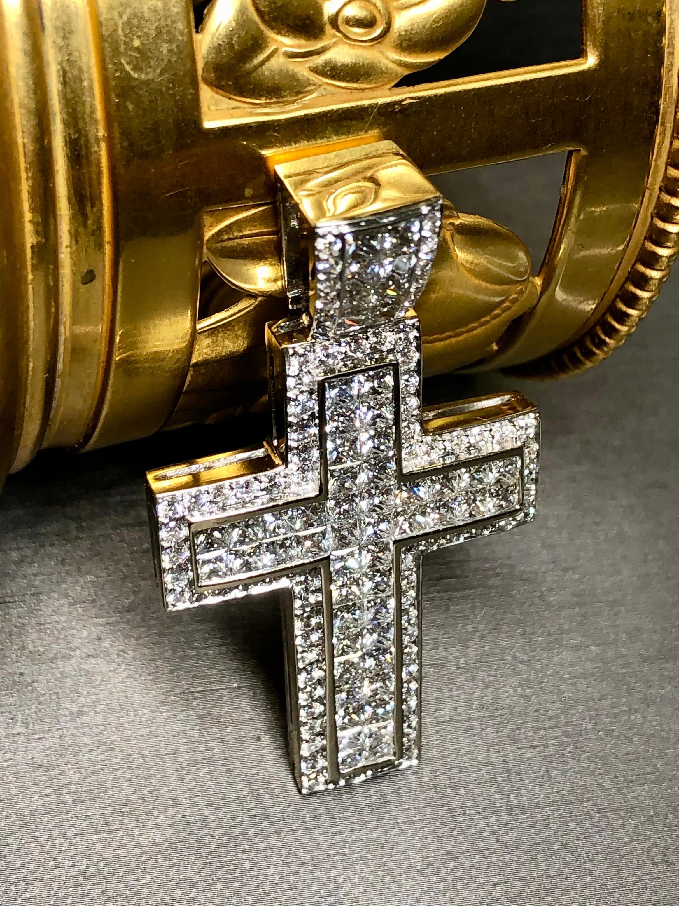 Estate 18K Gold Princess Cut Diamond Large Cross Pendant Necklace 9.30cttw G Vs In Good Condition For Sale In Winter Springs, FL