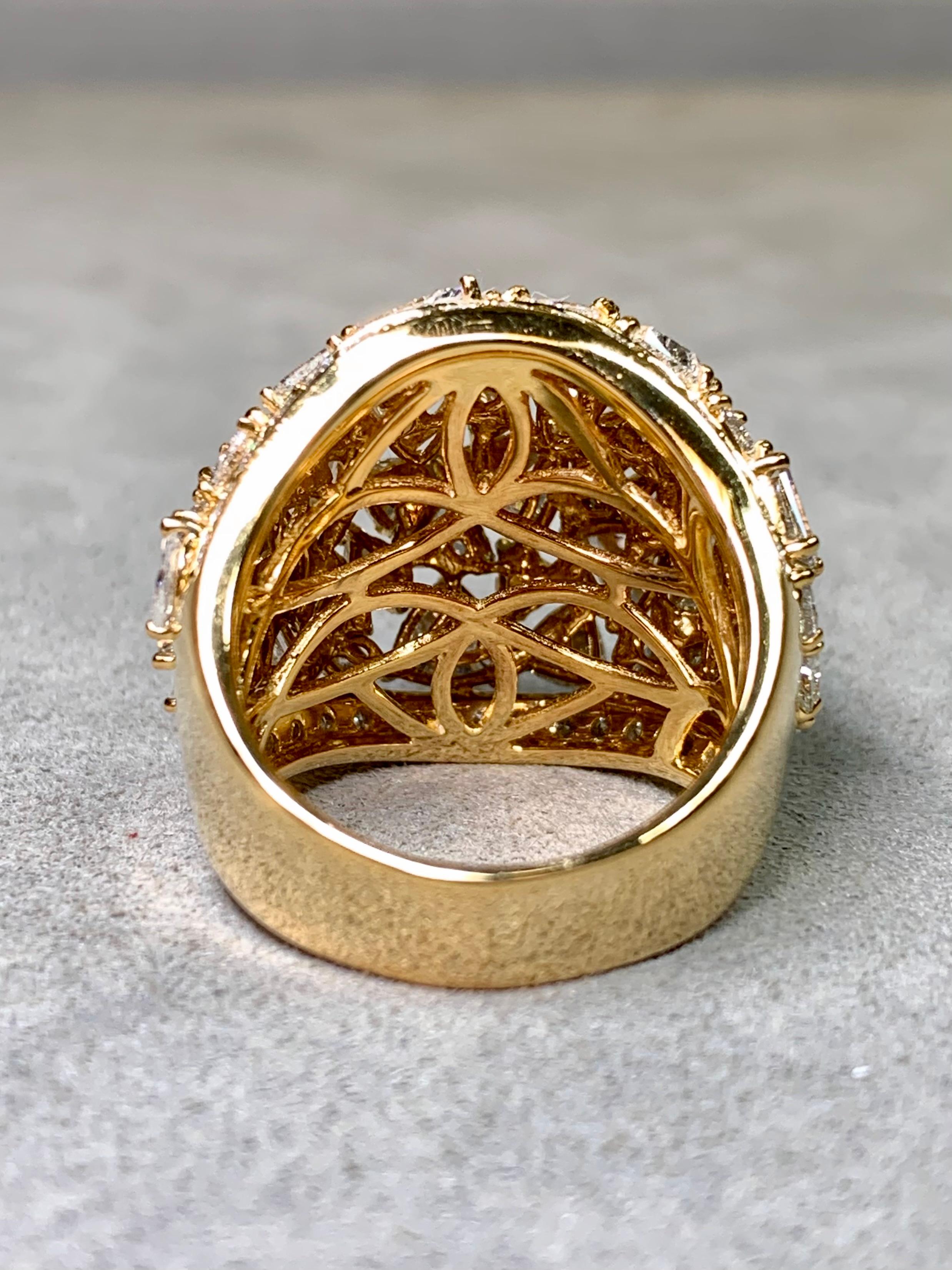 Anillo de cóctel de oro de 18 quilates Trilliant Marquise Fancy Diamond Bombé Dome Corte trillion en venta