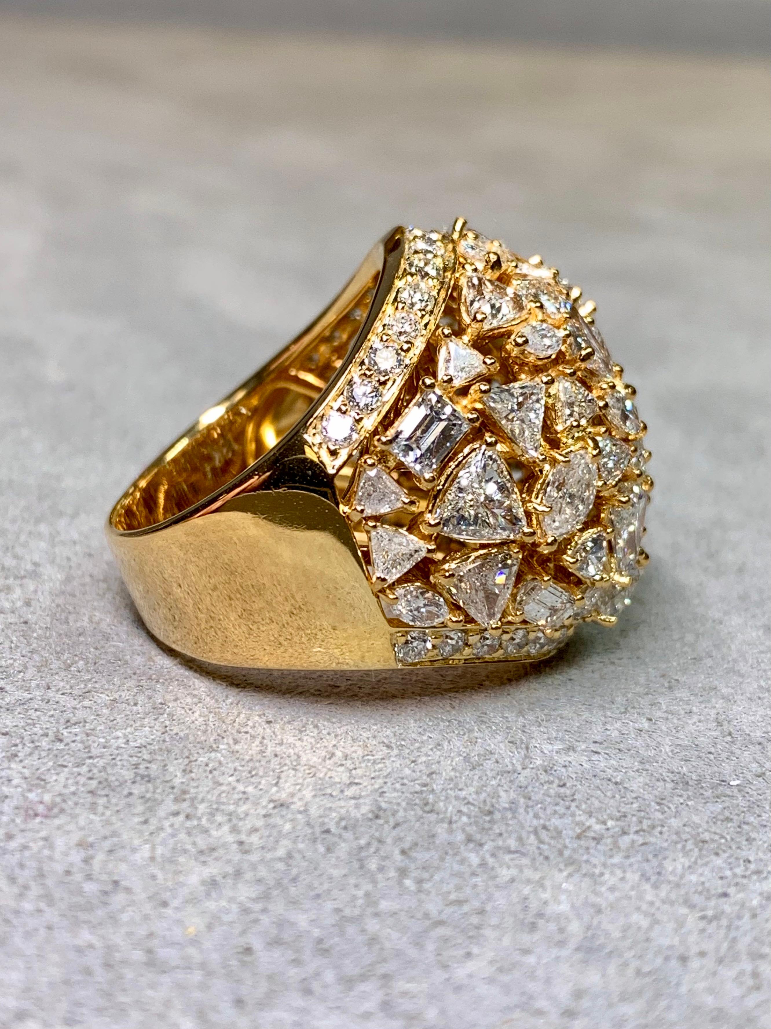 Femenino o masculino Anillo de cóctel de oro de 18 quilates Trilliant Marquise Fancy Diamond Bombé Dome en venta
