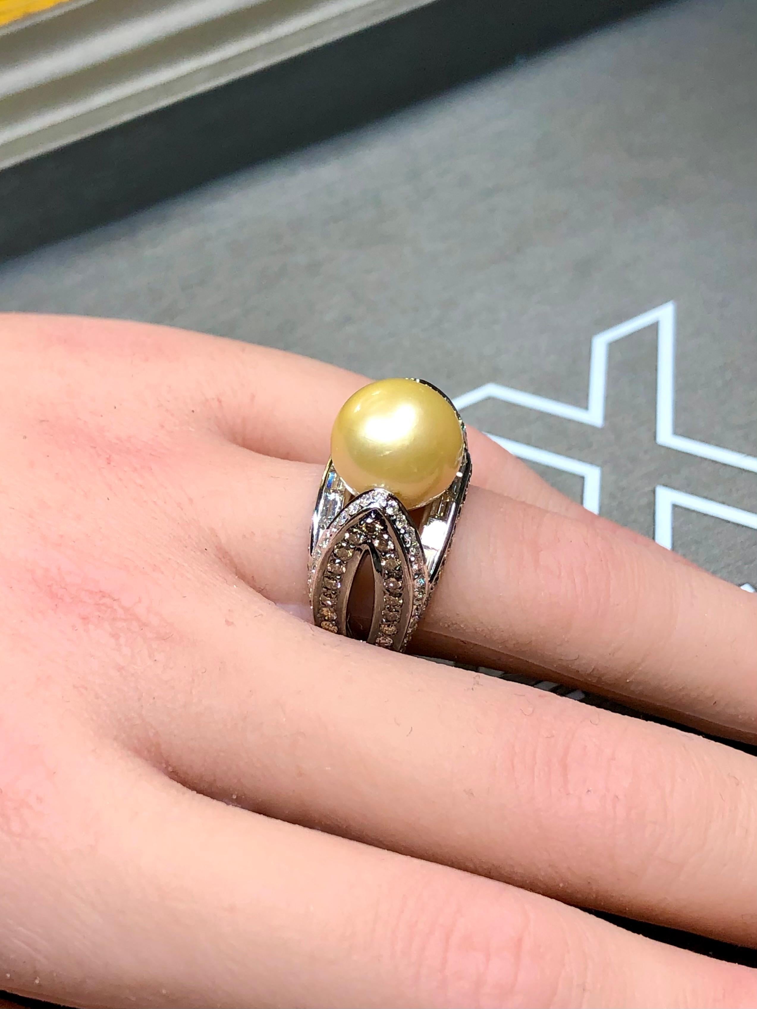 Bague cocktail de succession en or 18 carats avec perles des mers du Sud et diamants ronds baguettes de 3 carats en vente 4