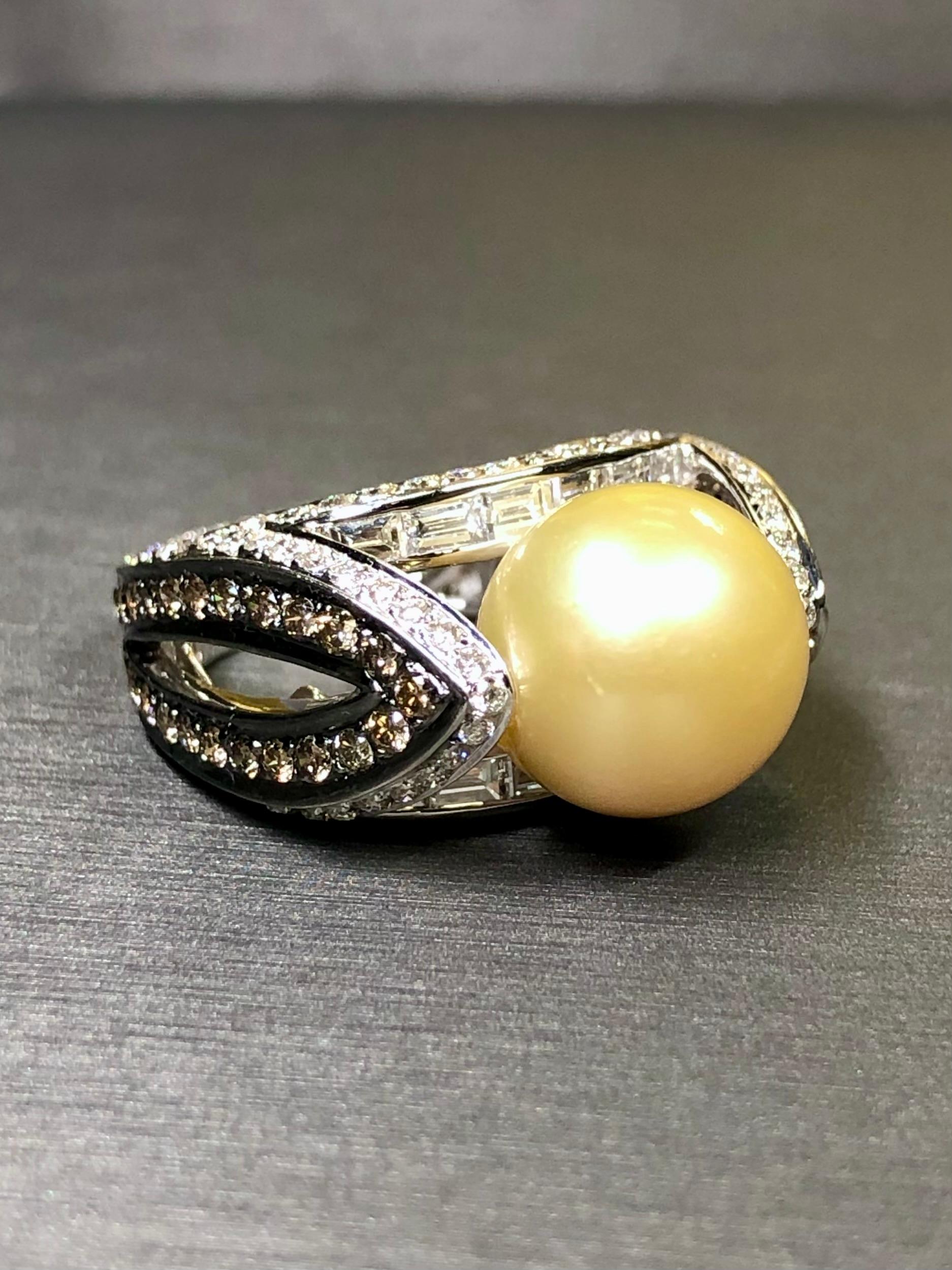 Taille ronde Bague cocktail de succession en or 18 carats avec perles des mers du Sud et diamants ronds baguettes de 3 carats en vente