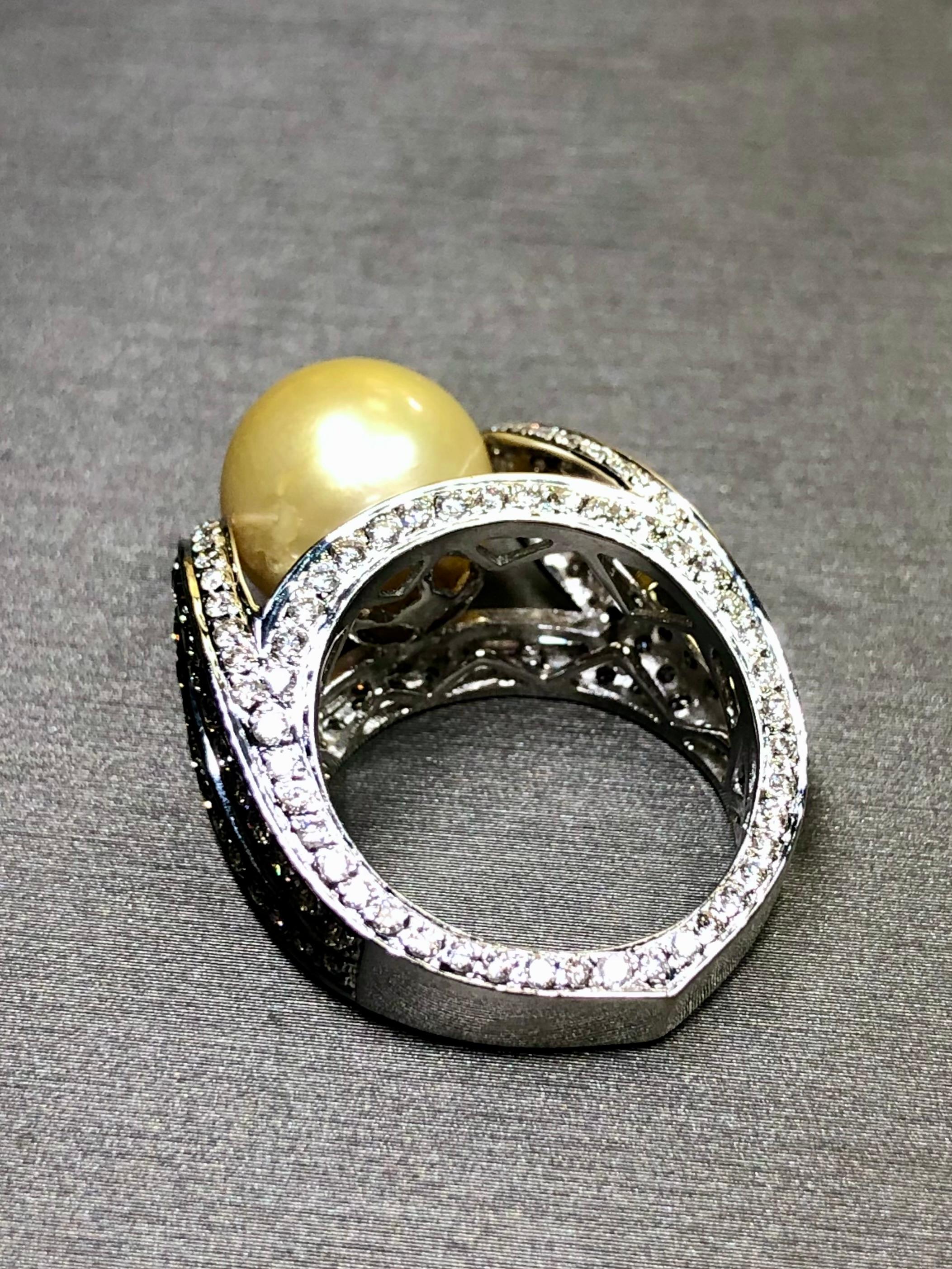 Bague cocktail de succession en or 18 carats avec perles des mers du Sud et diamants ronds baguettes de 3 carats en vente 1