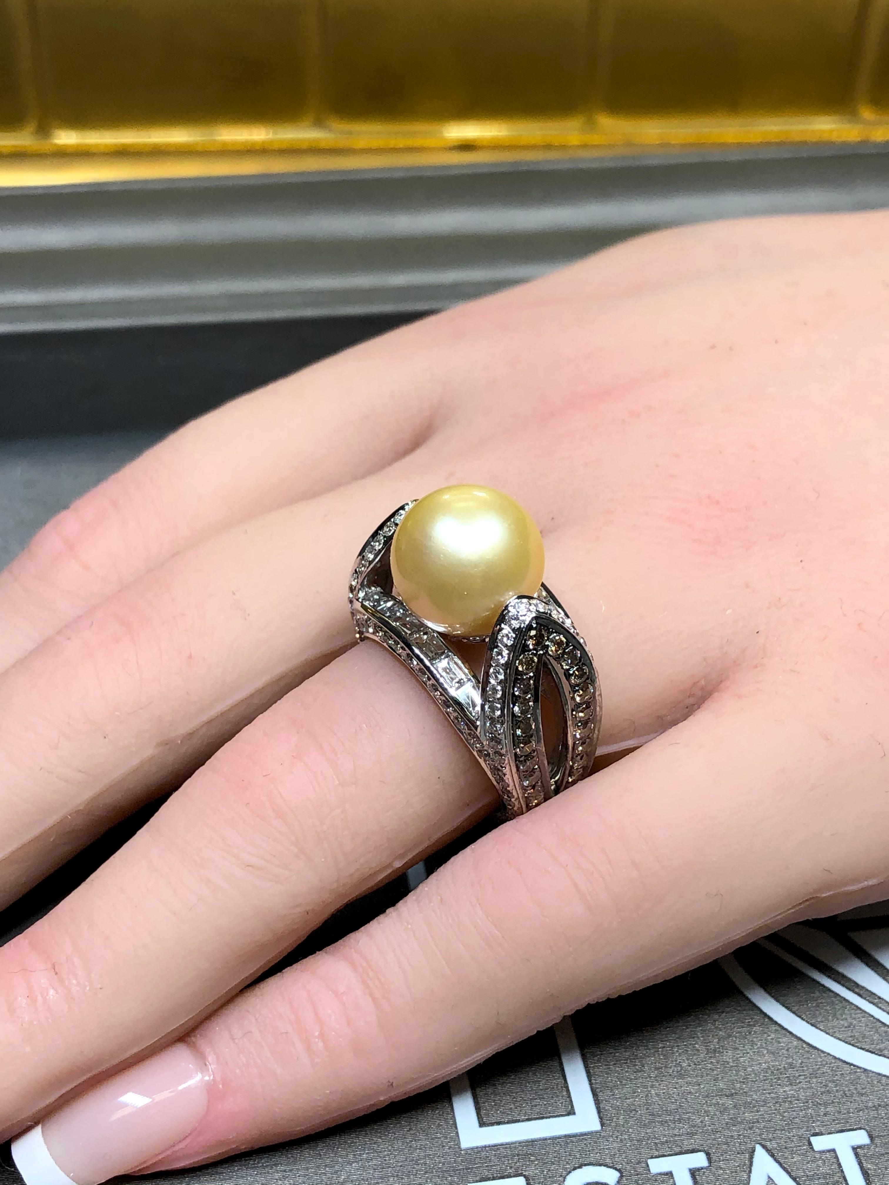 Bague cocktail de succession en or 18 carats avec perles des mers du Sud et diamants ronds baguettes de 3 carats en vente 3