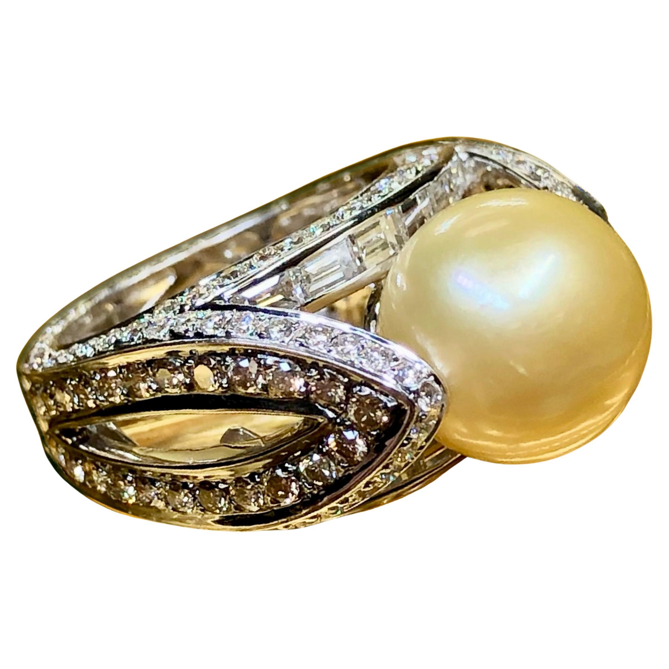 Anello da cocktail con perle dei mari del sud dorate 18 carati e diamanti tondi baguette 3ctw