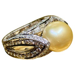Anello da cocktail con perle dei mari del sud dorate 18 carati e diamanti tondi baguette 3ctw