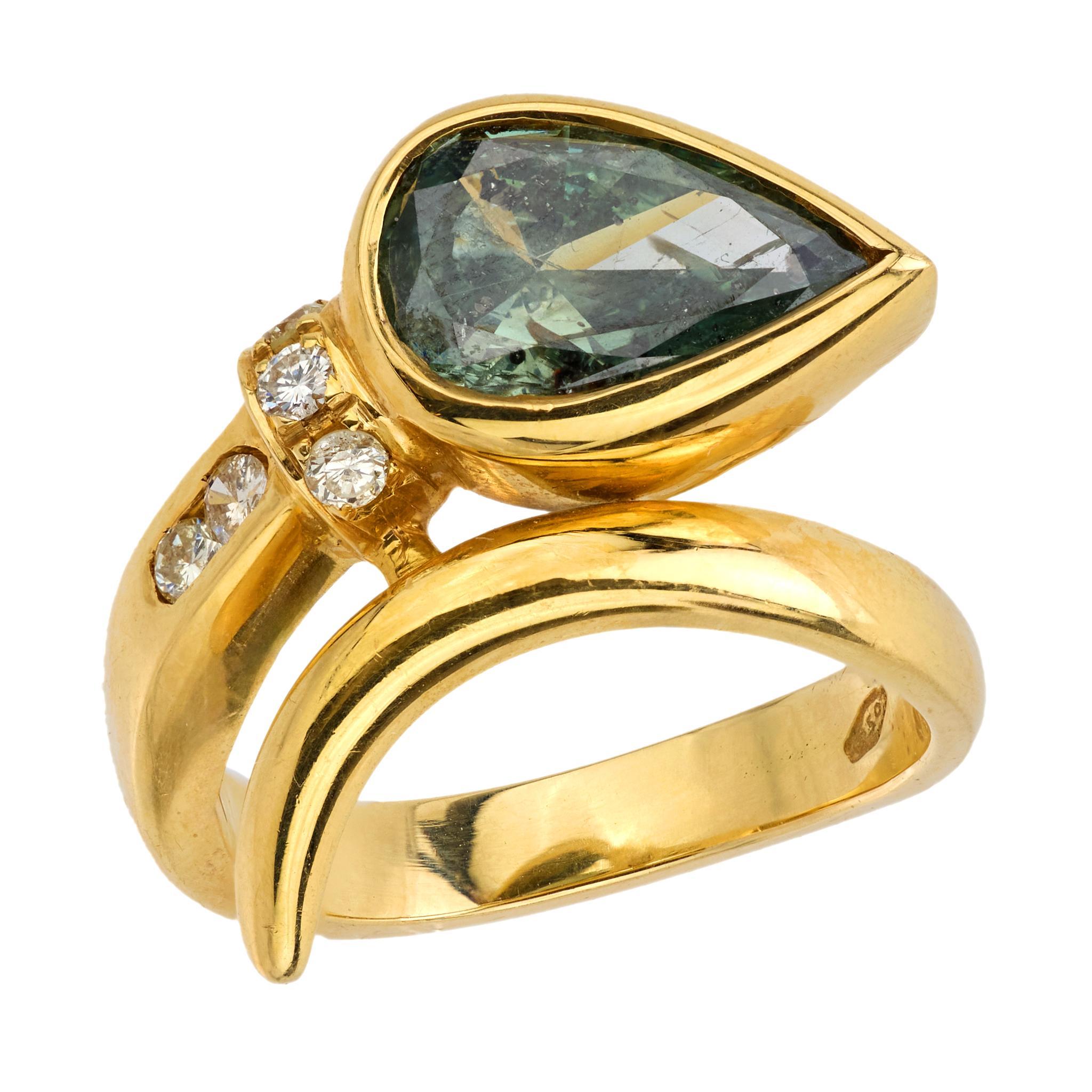 Le serpent est une image puissante depuis l'époque victorienne et continue d'être populaire même dans les bijoux modernes. Il a inspiré la conception de bijoux depuis des lustres, souvent utilisé pour symboliser l'éternité, l'amour éternel, la vie