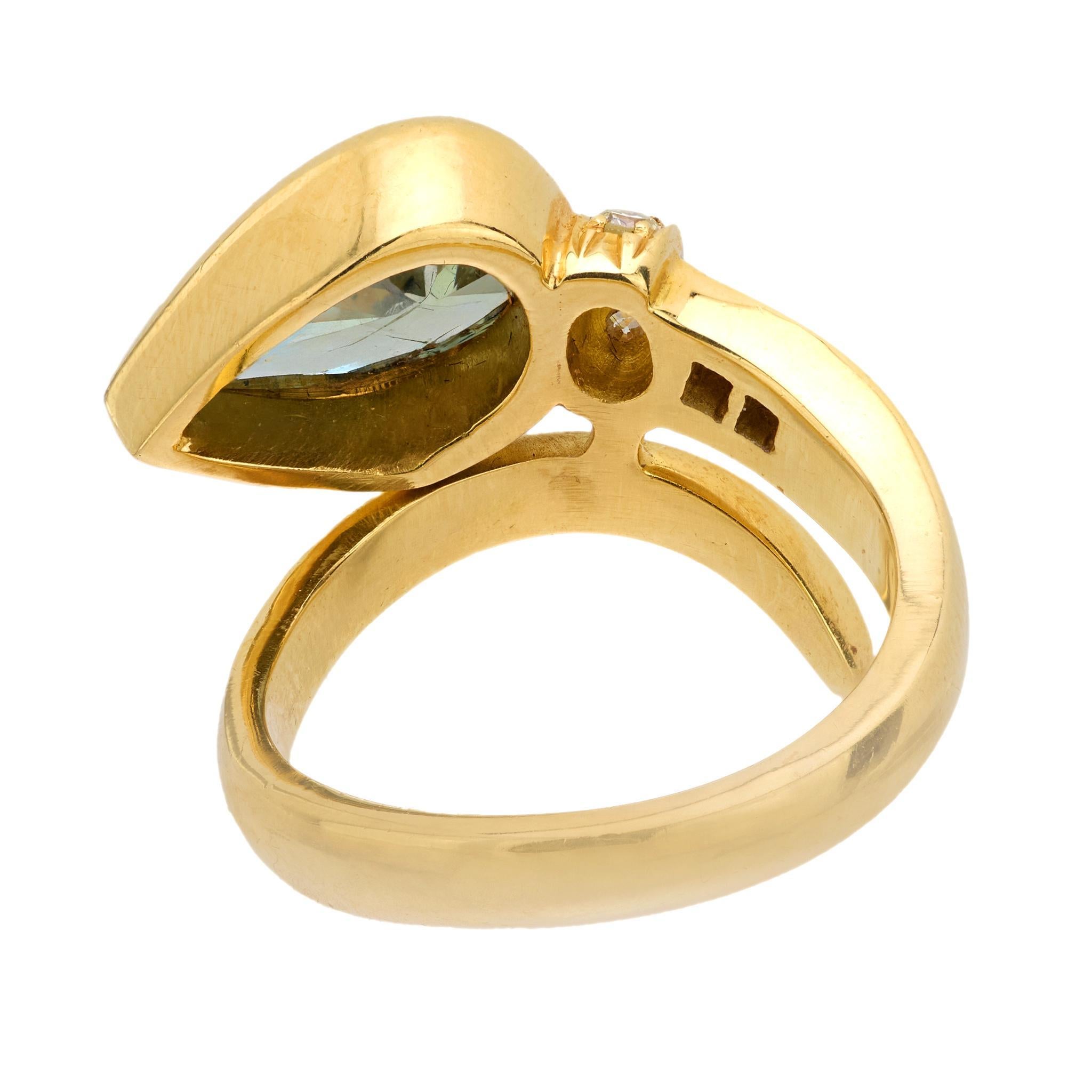 Taille poire Bague serpent en diamant vert 18 carats en vente