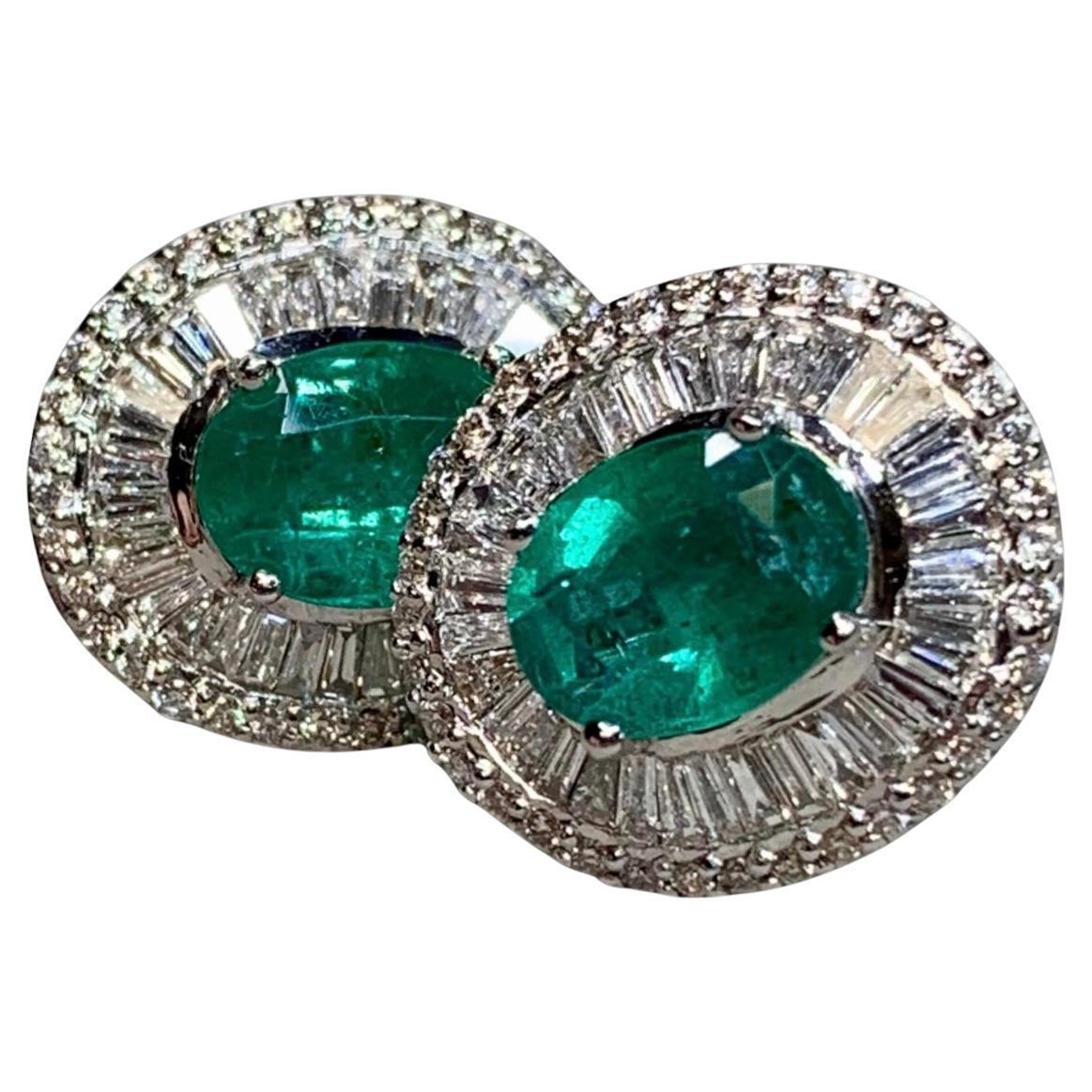 Estate 18K Grüner Smaragd Baguette Rund Diamant Halo Oval Ohrstecker 4,90ctw im Angebot