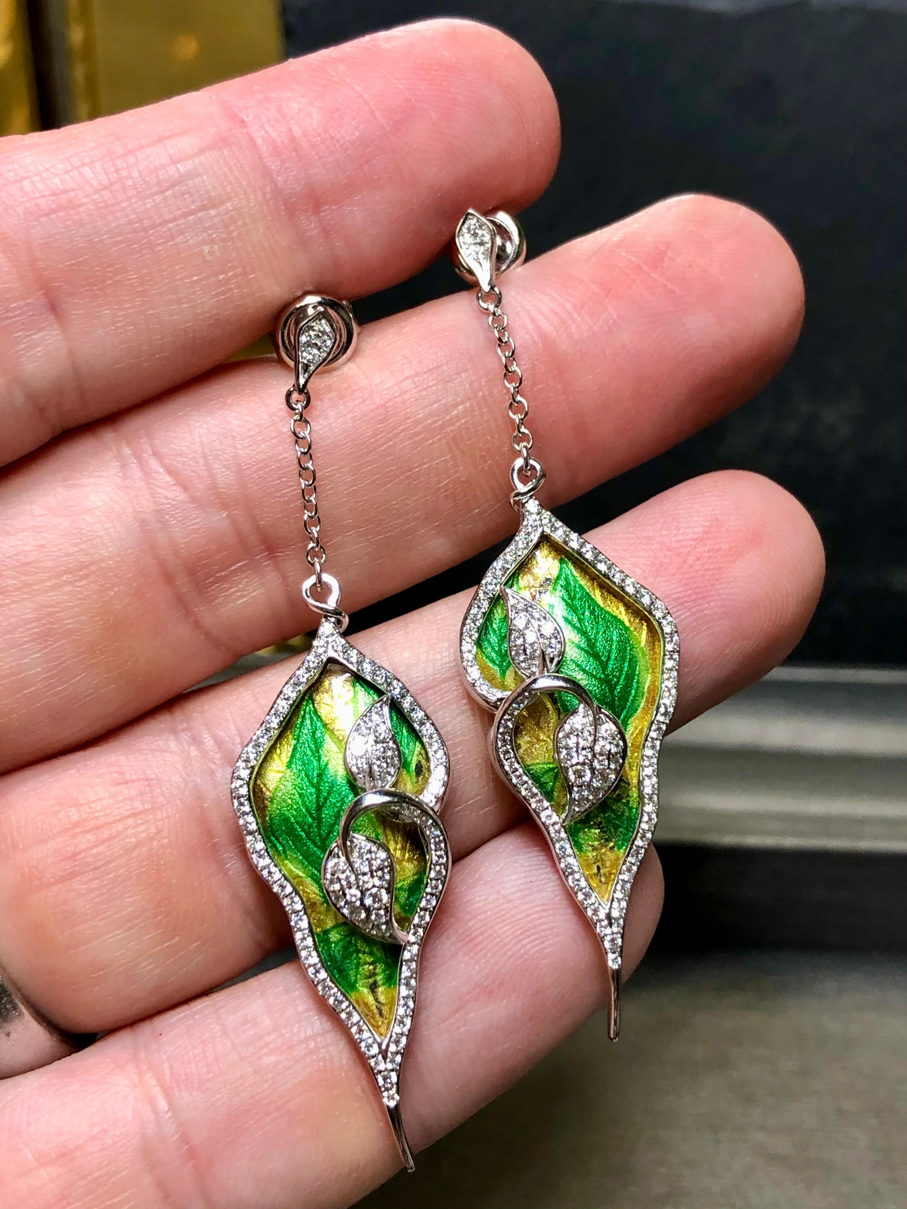 Estate 18K Green Enamel Diamond Leaf Vine Drop Dangle Earrings In Excellent Condition For Sale In Winter Springs, FL