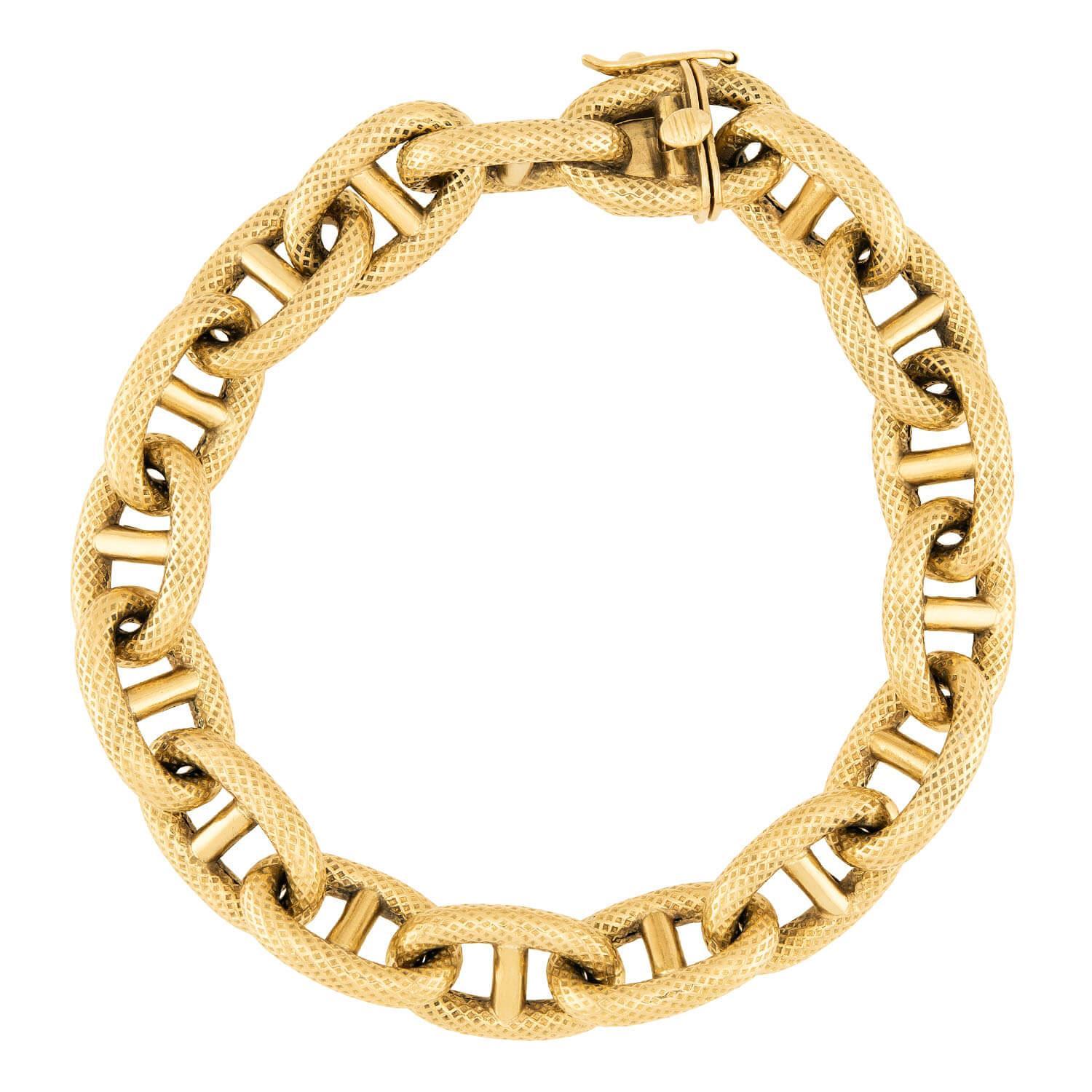 ¡Una preciosa pulsera de eslabones Gucci! Fabricada en vibrante oro amarillo de 18 quilates, esta pulsera consta de 17 eslabones Gucci que se entrelazan a la perfección. La superficie de cada eslabón presenta un bonito diseño texturizado, y la pieza