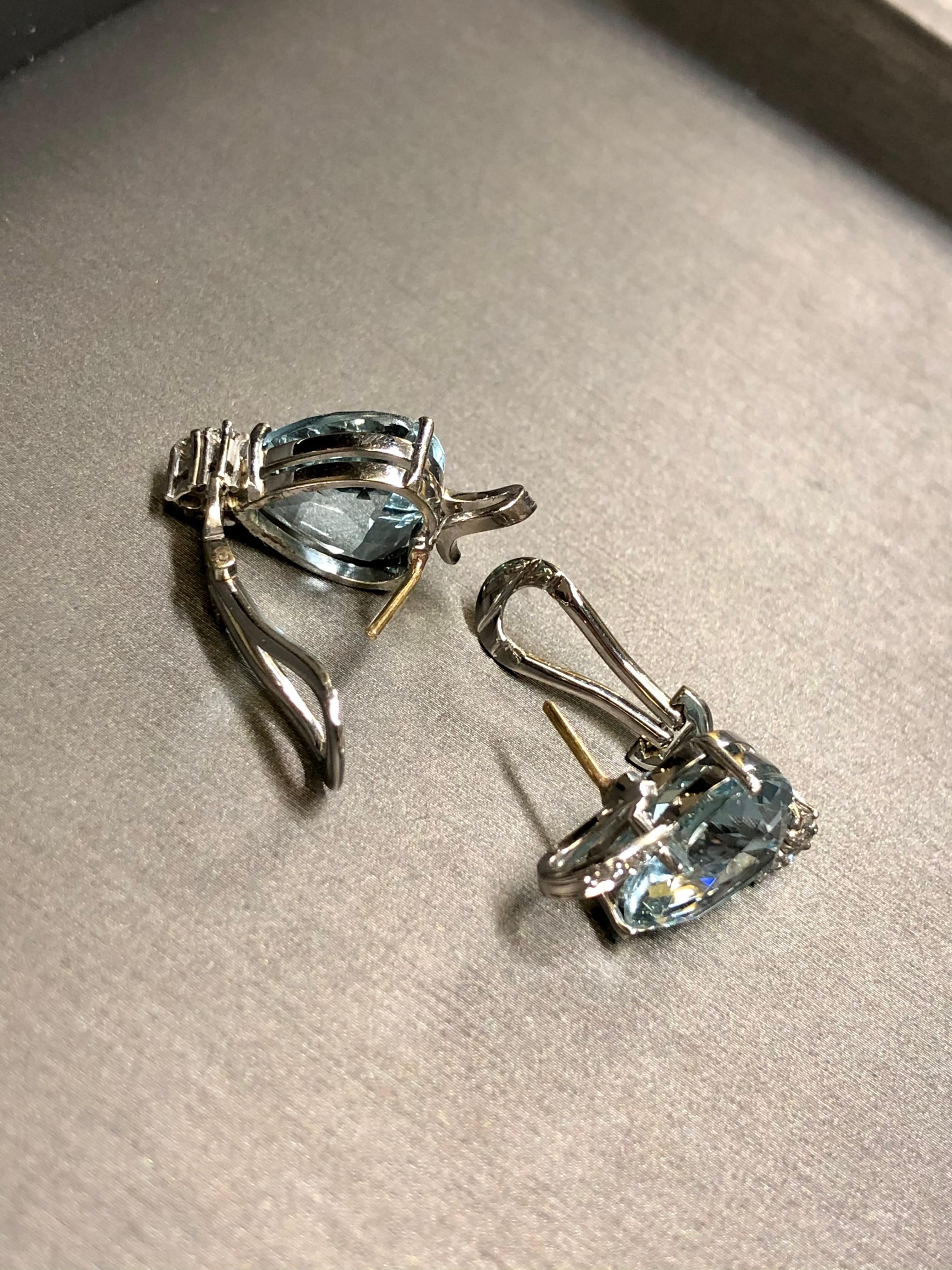 Nachlass 18K Herzform Aquamarin Diamant Huggie Omega Back Ohrringe  (Herzschliff) im Angebot