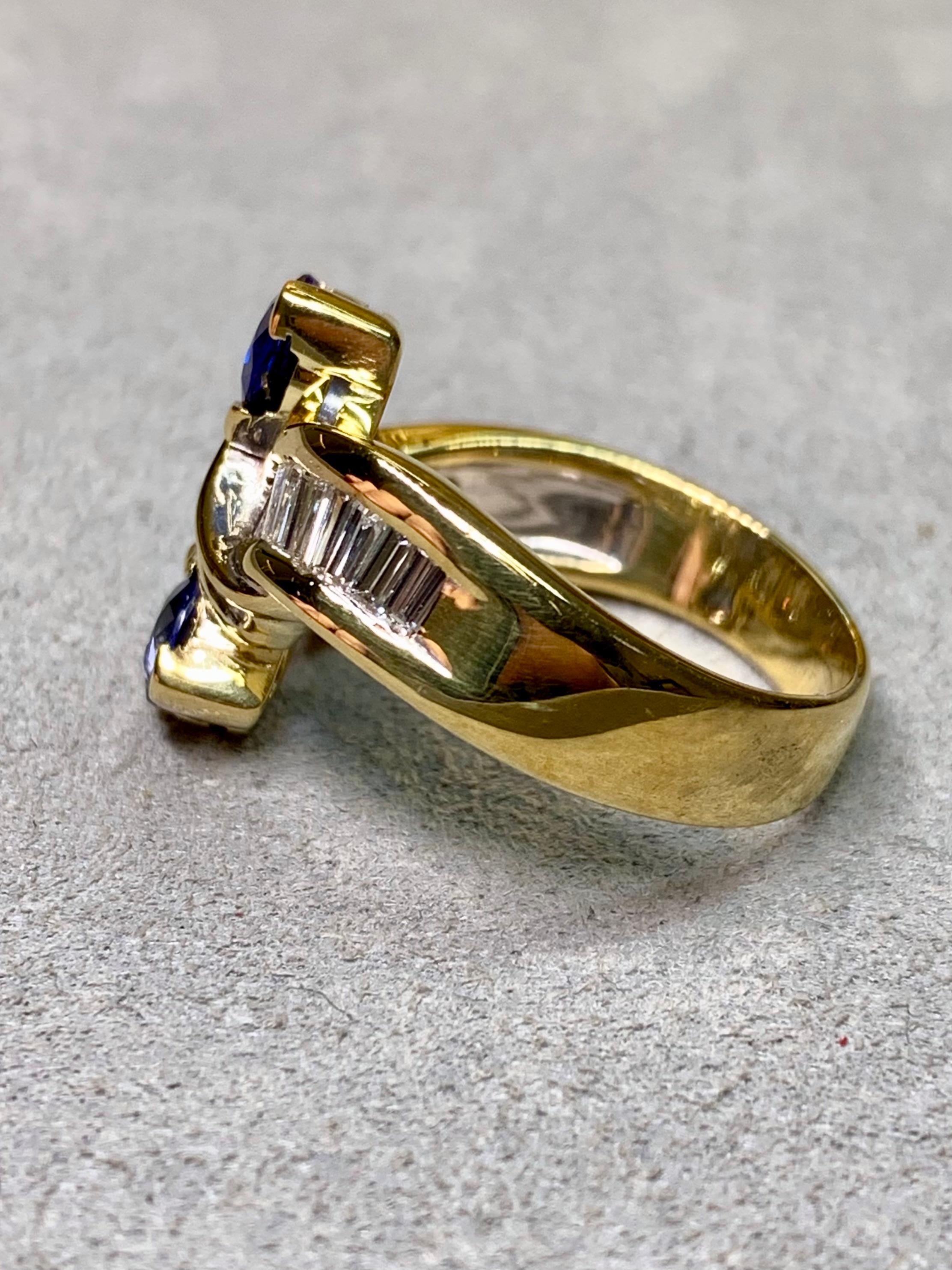 
Ein auffälliger, moderner Cocktailring, der mit kühnem Design und luxuriösem Funkeln glänzt. Das aus 18 Karat Gelbgold gefertigte Band zeigt ein elegantes, verwobenes Motiv, das mit einem schimmernden Band aus spitz zulaufenden Baguette-Diamanten