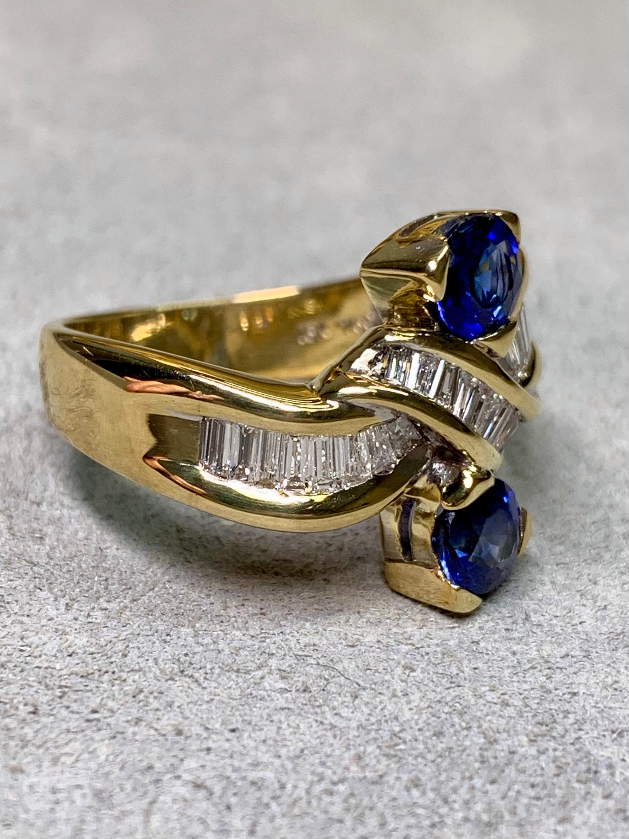 Estate 18K Interwoven Baguette Diamant Runde Saphir Nord Süd Cocktail Ring (Baguetteschliff) im Angebot