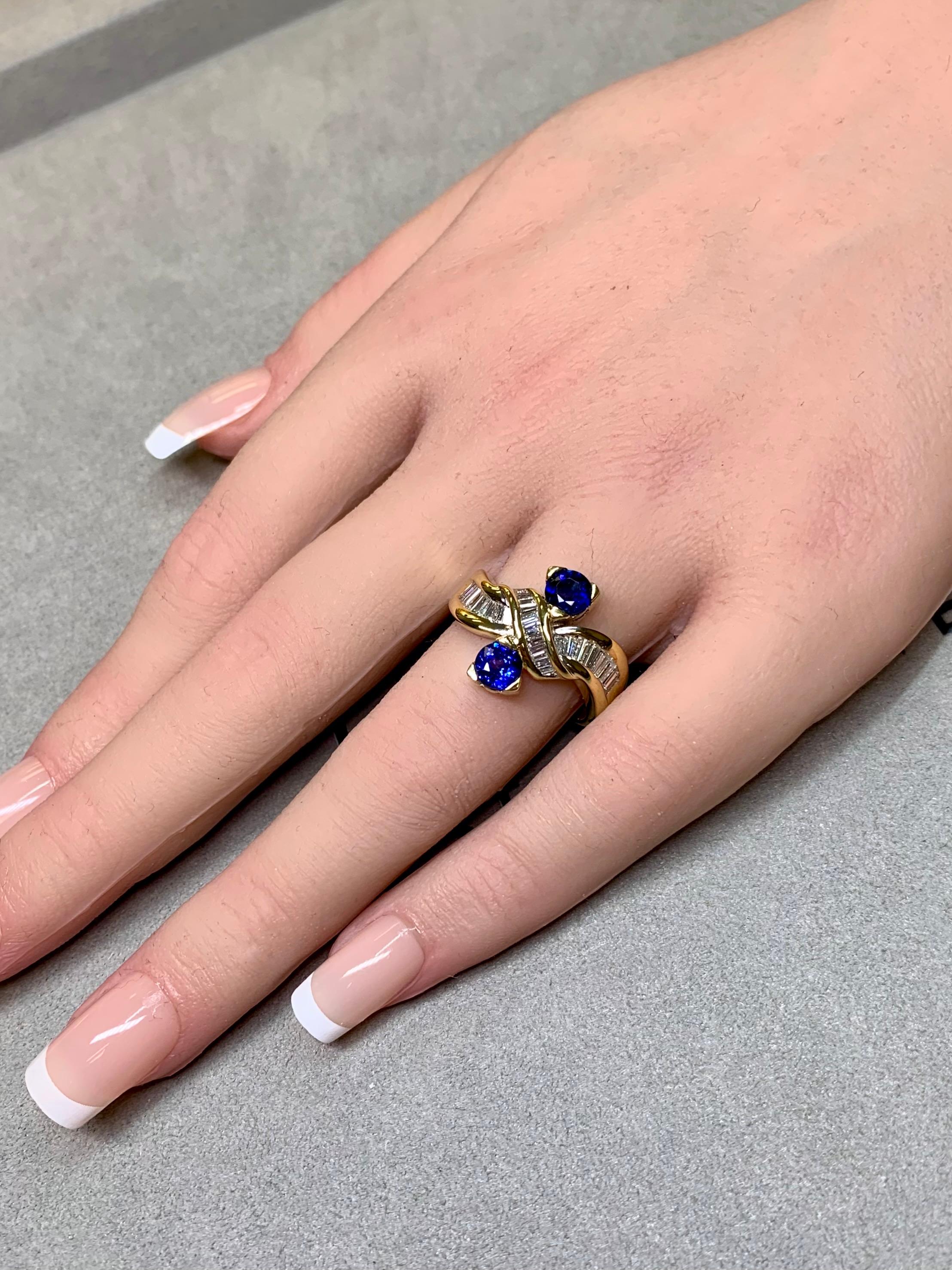 Estate 18K Interwoven Baguette Diamant Runde Saphir Nord Süd Cocktail Ring für Damen oder Herren im Angebot