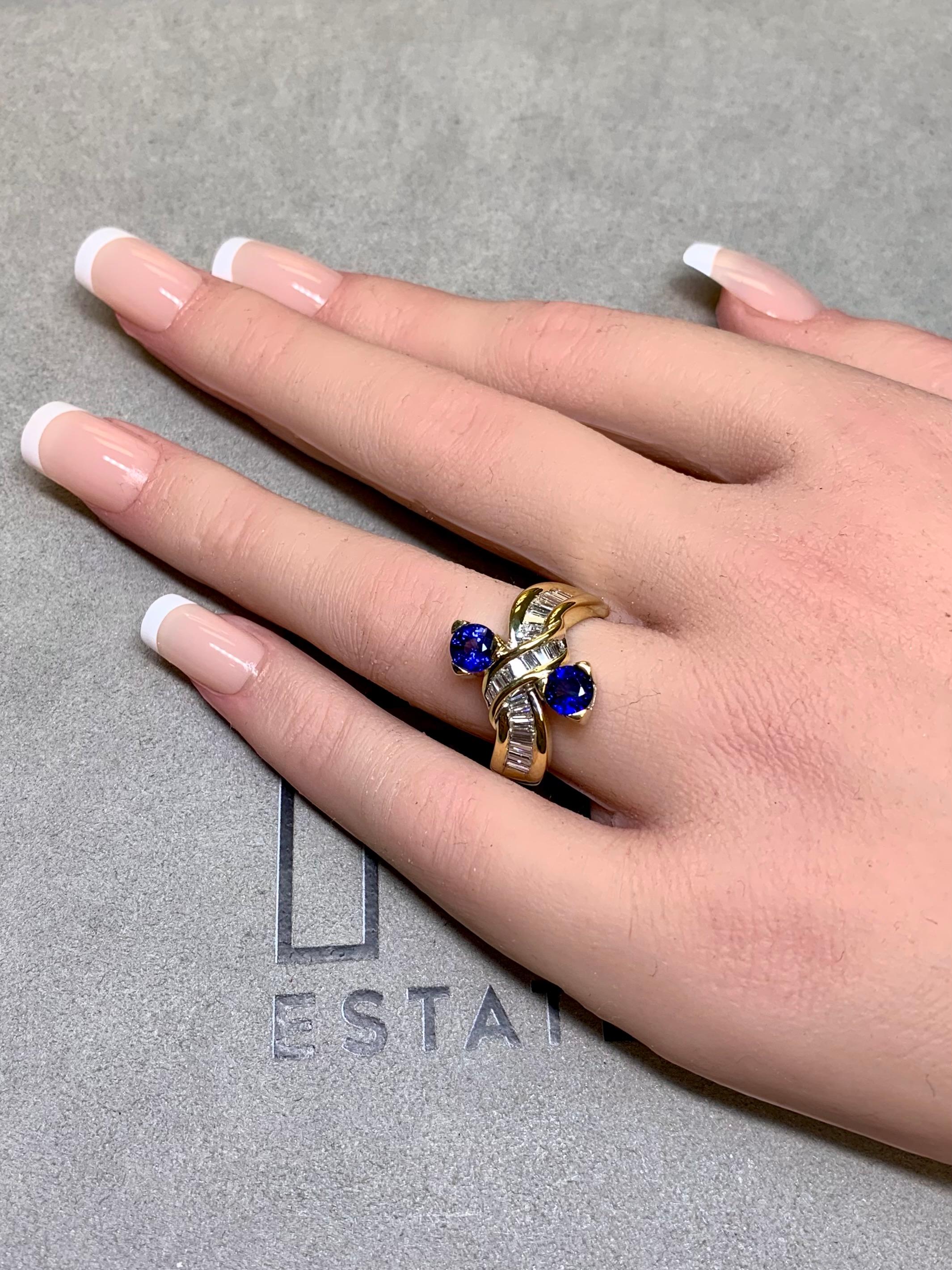 Estate 18K Interwoven Baguette Diamant Runde Saphir Nord Süd Cocktail Ring im Angebot 1